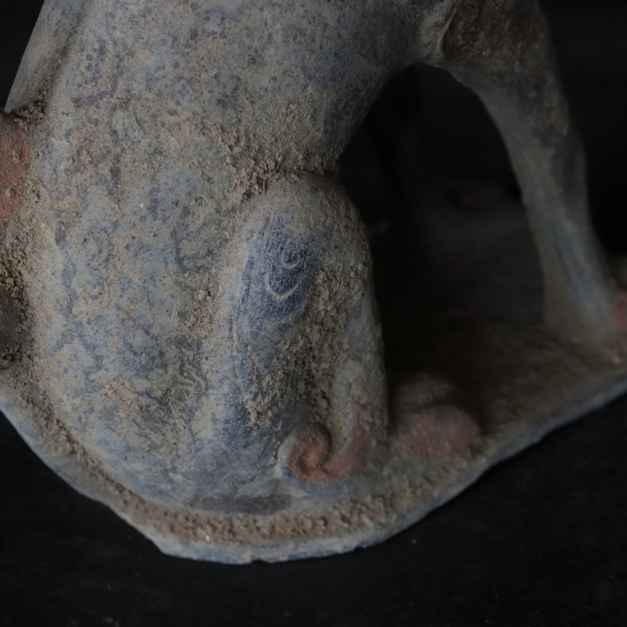 GRAFBEWAKERFIGUUR, Grijs aardewerk met slib en pigmenten, paar, Noordelijke Qi-dynastie, Oudheid(3e–12e eeuw)