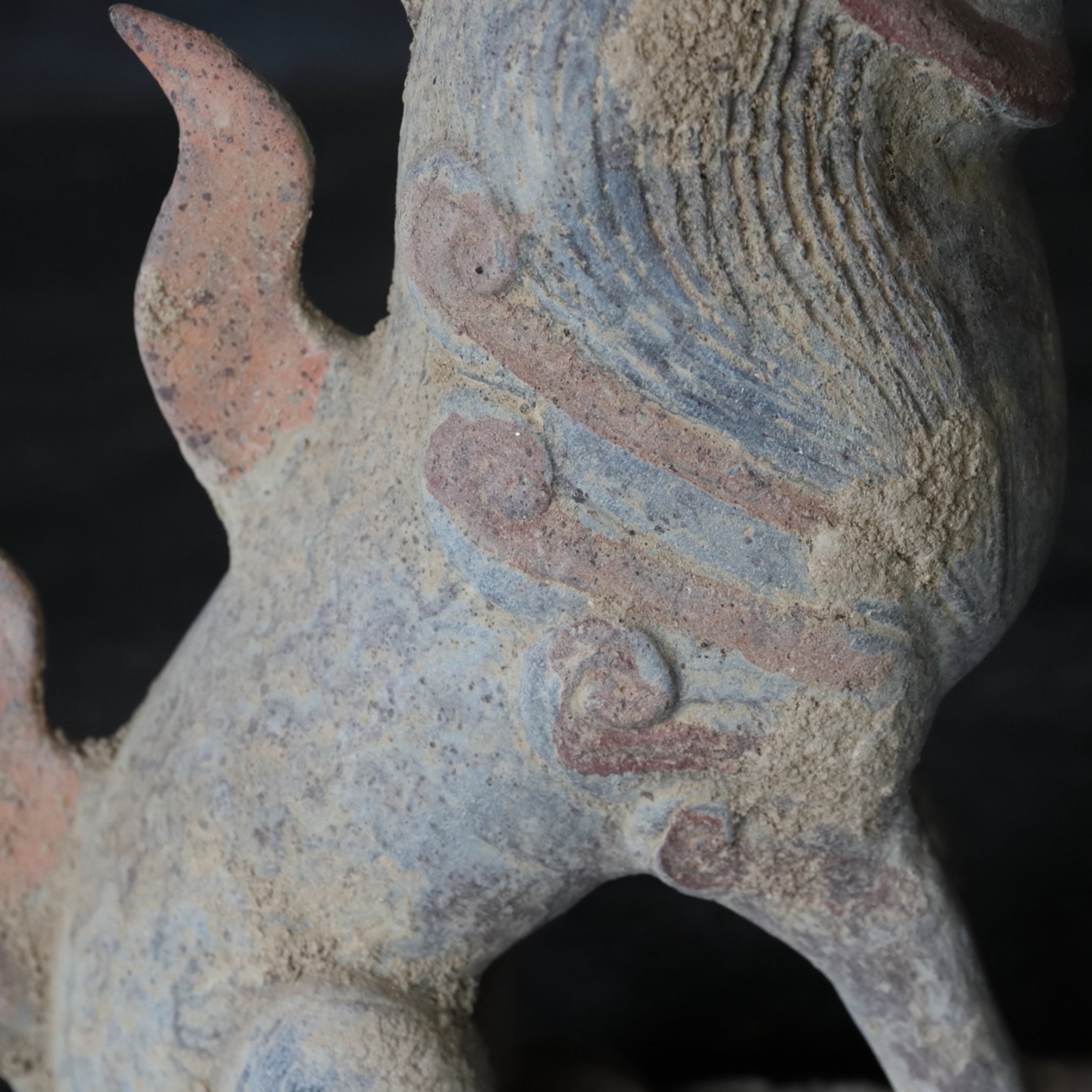 GRAFBEWAKERFIGUUR, Grijs aardewerk met slib en pigmenten, paar, Noordelijke Qi-dynastie, Oudheid(3e–12e eeuw)