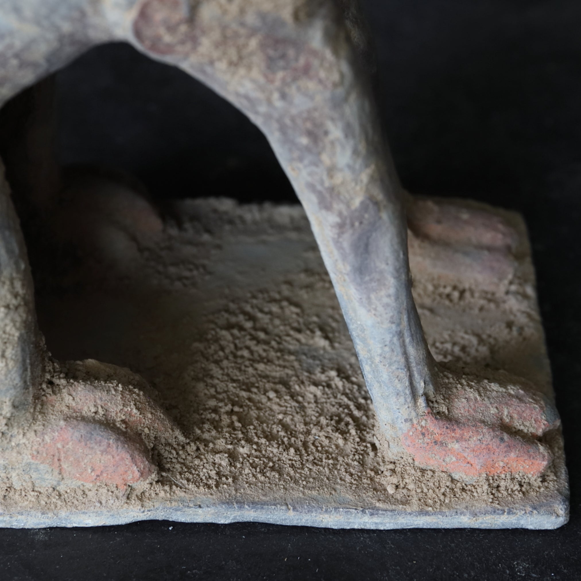 GRAFBEWAKERFIGUUR, Grijs aardewerk met slib en pigmenten, paar, Noordelijke Qi-dynastie, Oudheid(3e–12e eeuw)