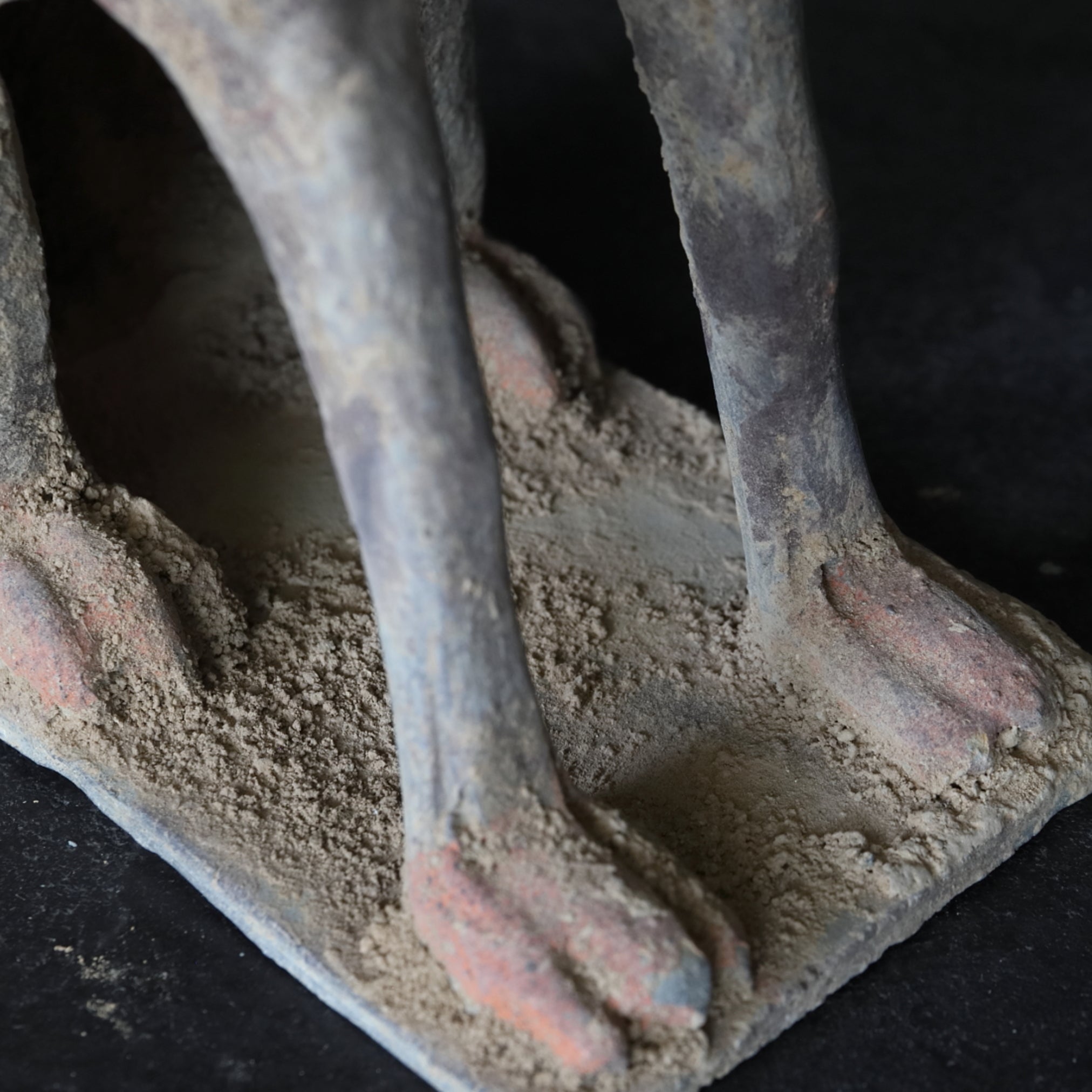 GRAFBEWAKERFIGUUR, Grijs aardewerk met slib en pigmenten, paar, Noordelijke Qi-dynastie, Oudheid(3e–12e eeuw)
