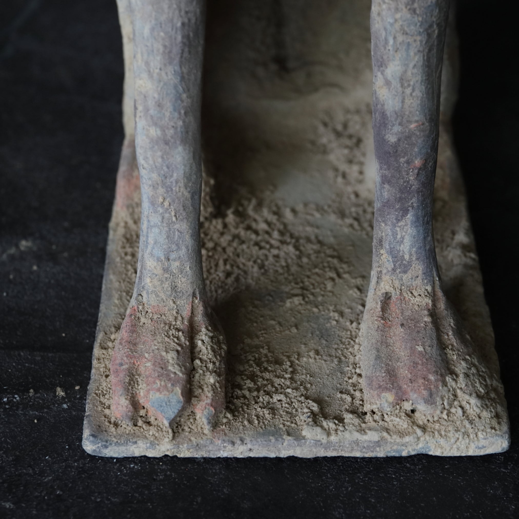 GRAFBEWAKERFIGUUR, Grijs aardewerk met slib en pigmenten, paar, Noordelijke Qi-dynastie, Oudheid(3e–12e eeuw)