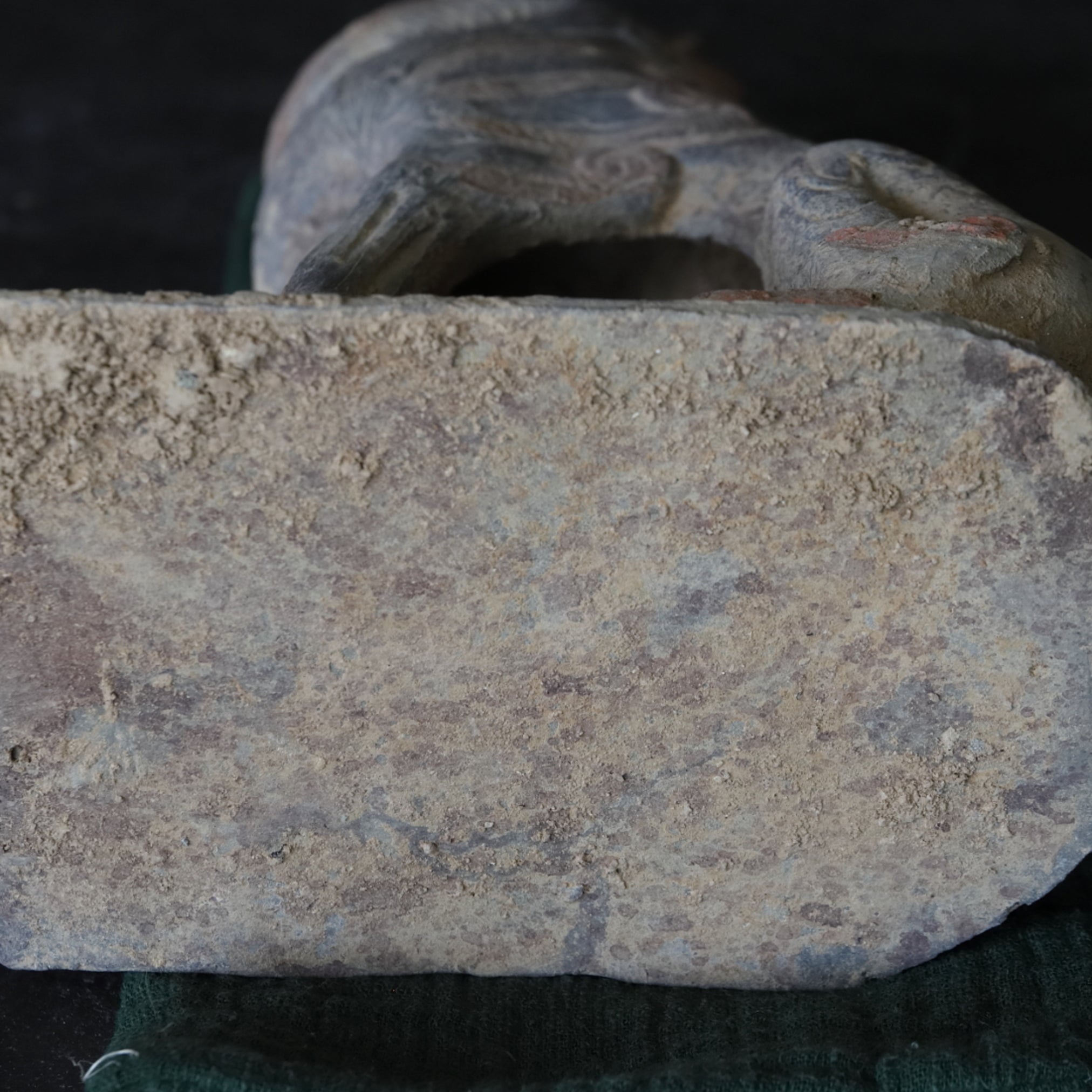 GRAFBEWAKERFIGUUR, Grijs aardewerk met slib en pigmenten, paar, Noordelijke Qi-dynastie, Oudheid(3e–12e eeuw)