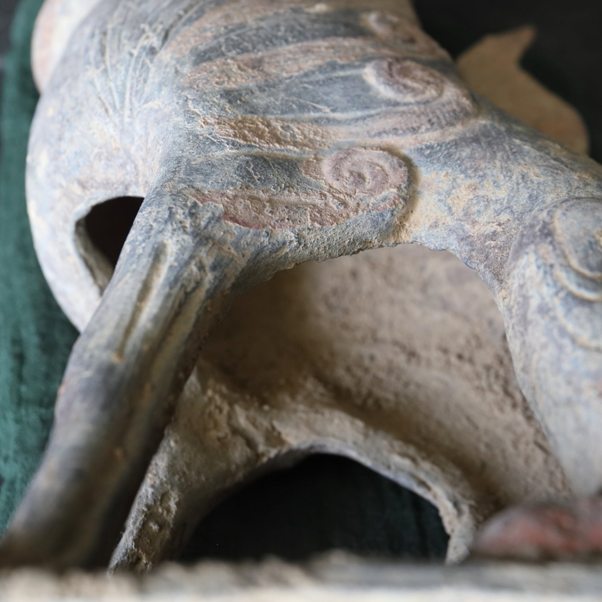 GRAFBEWAKERFIGUUR, Grijs aardewerk met slib en pigmenten, paar, Noordelijke Qi-dynastie, Oudheid(3e–12e eeuw)