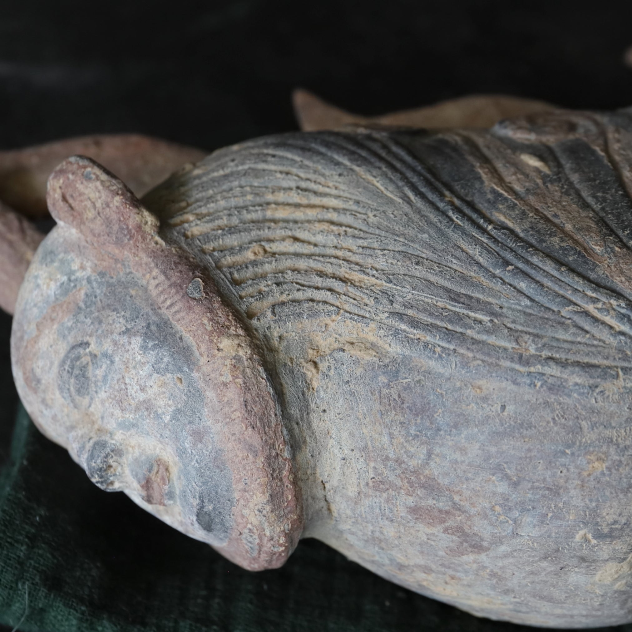 GRAFBEWAKERFIGUUR, Grijs aardewerk met slib en pigmenten, paar, Noordelijke Qi-dynastie, Oudheid(3e–12e eeuw)