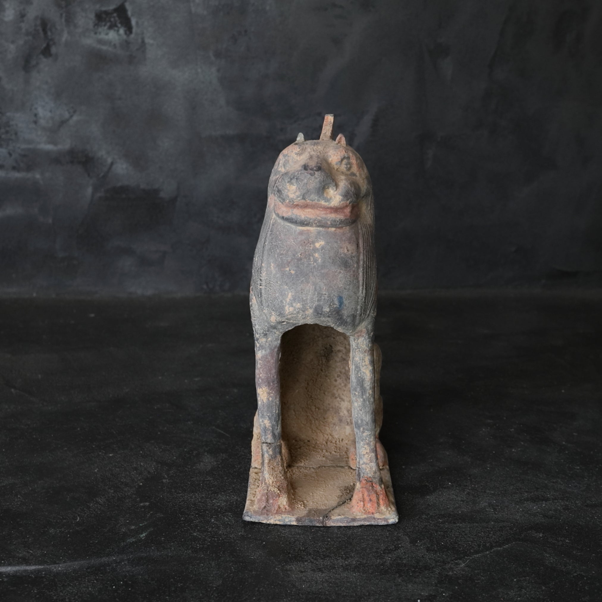 GRAFBEWAKERFIGUUR, Grijs aardewerk met slib en pigmenten, paar, Noordelijke Qi-dynastie, Oudheid(3e–12e eeuw)