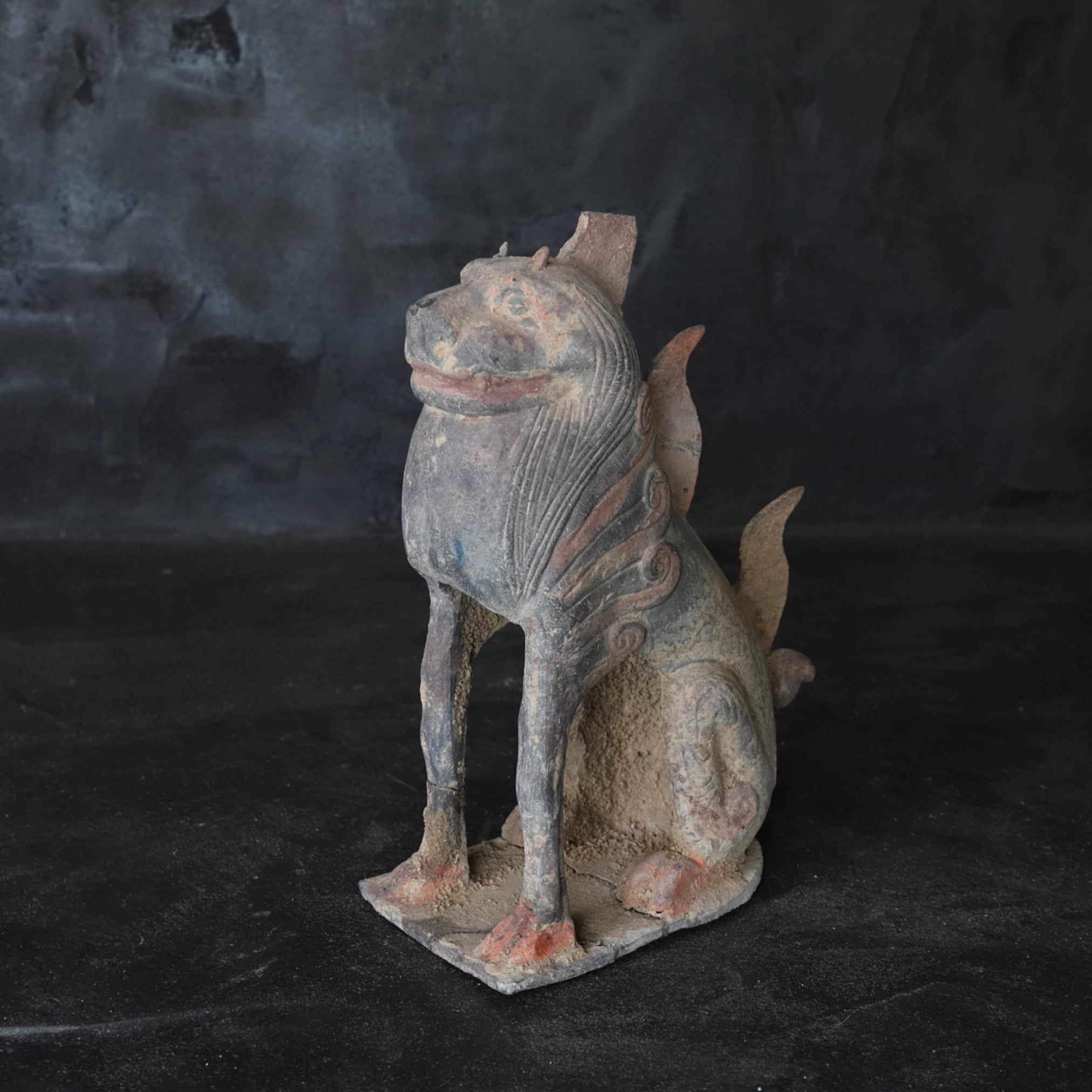 GRAFBEWAKERFIGUUR, Grijs aardewerk met slib en pigmenten, paar, Noordelijke Qi-dynastie, Oudheid(3e–12e eeuw)