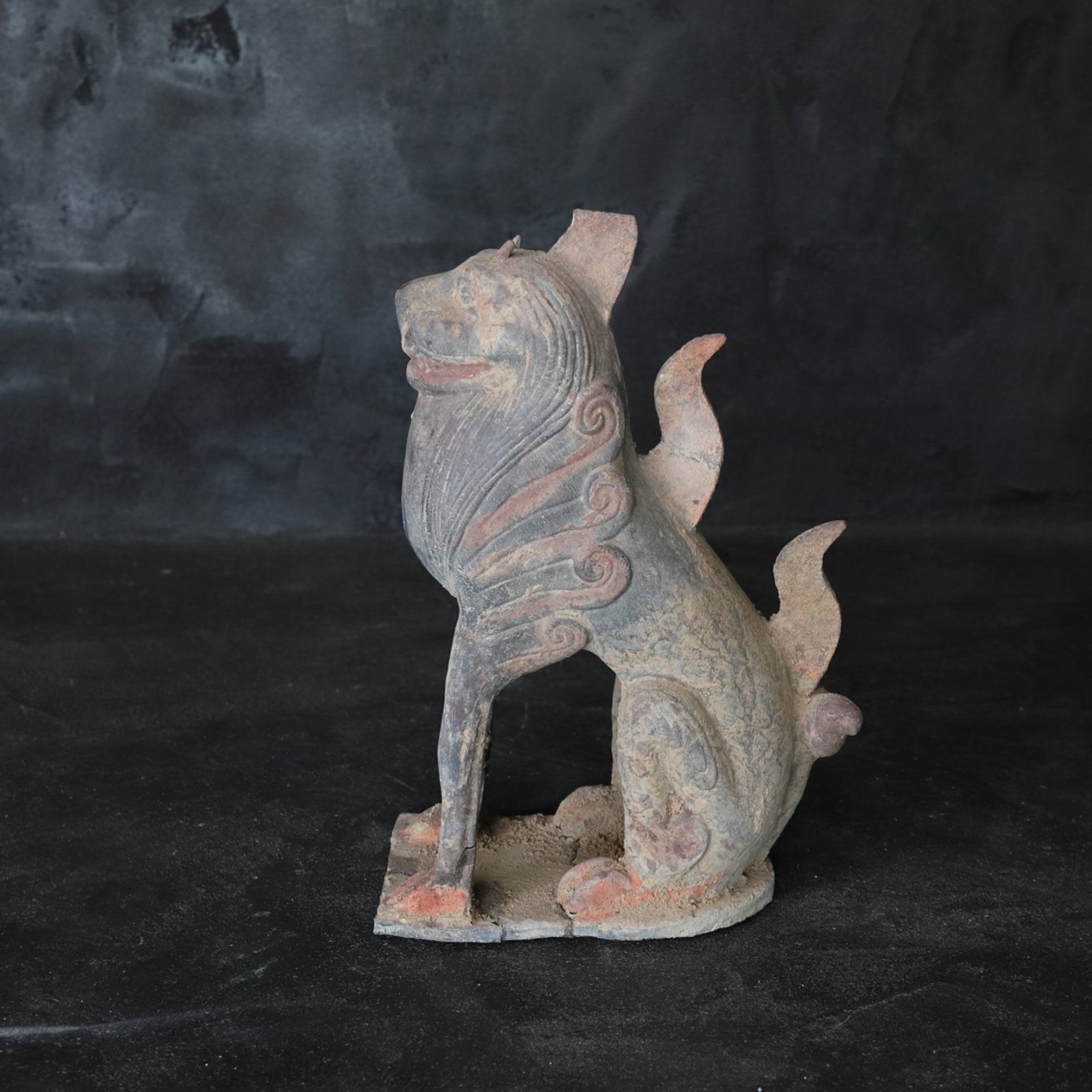 GRAFBEWAKERFIGUUR, Grijs aardewerk met slib en pigmenten, paar, Noordelijke Qi-dynastie, Oudheid(3e–12e eeuw)