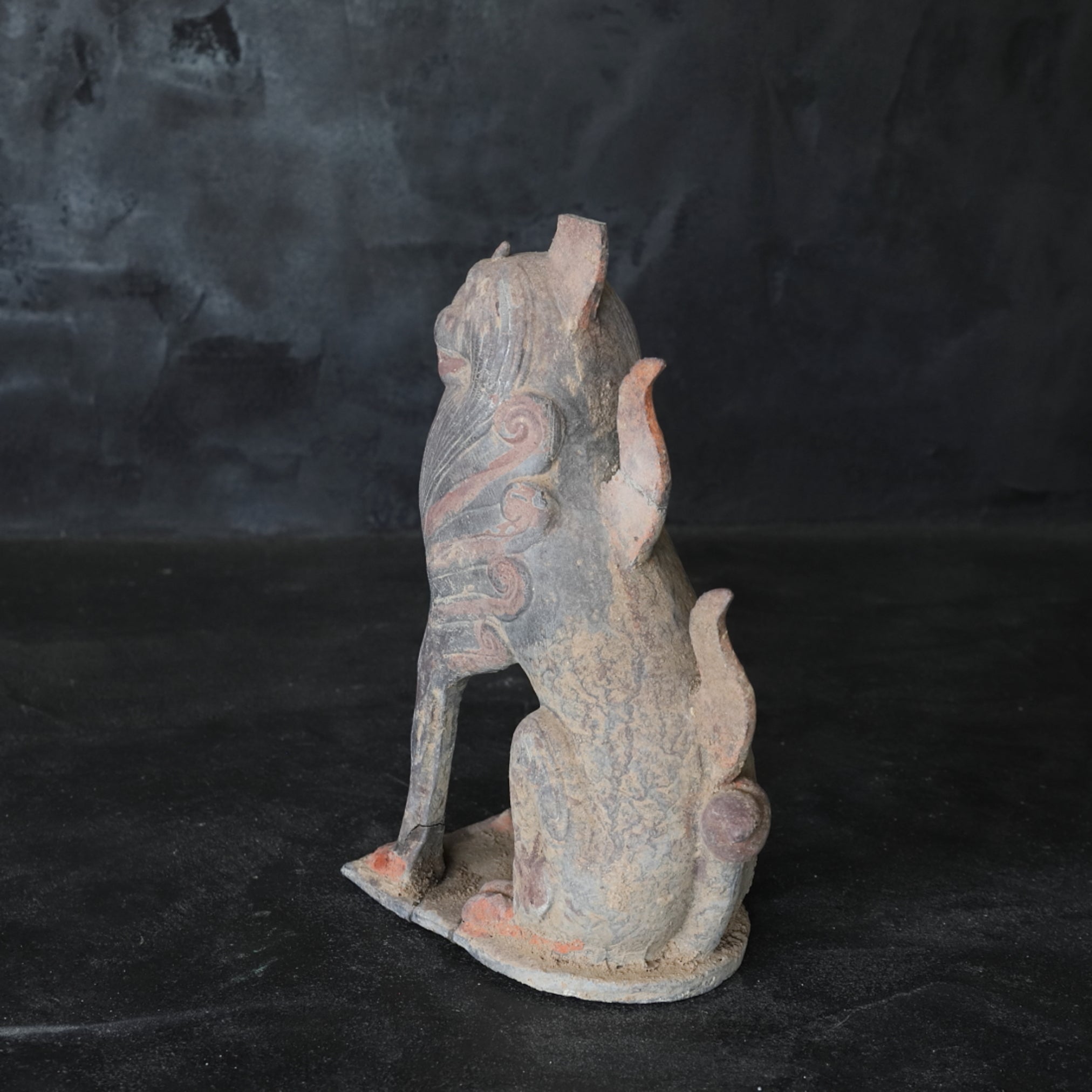 GRAFBEWAKERFIGUUR, Grijs aardewerk met slib en pigmenten, paar, Noordelijke Qi-dynastie, Oudheid(3e–12e eeuw)