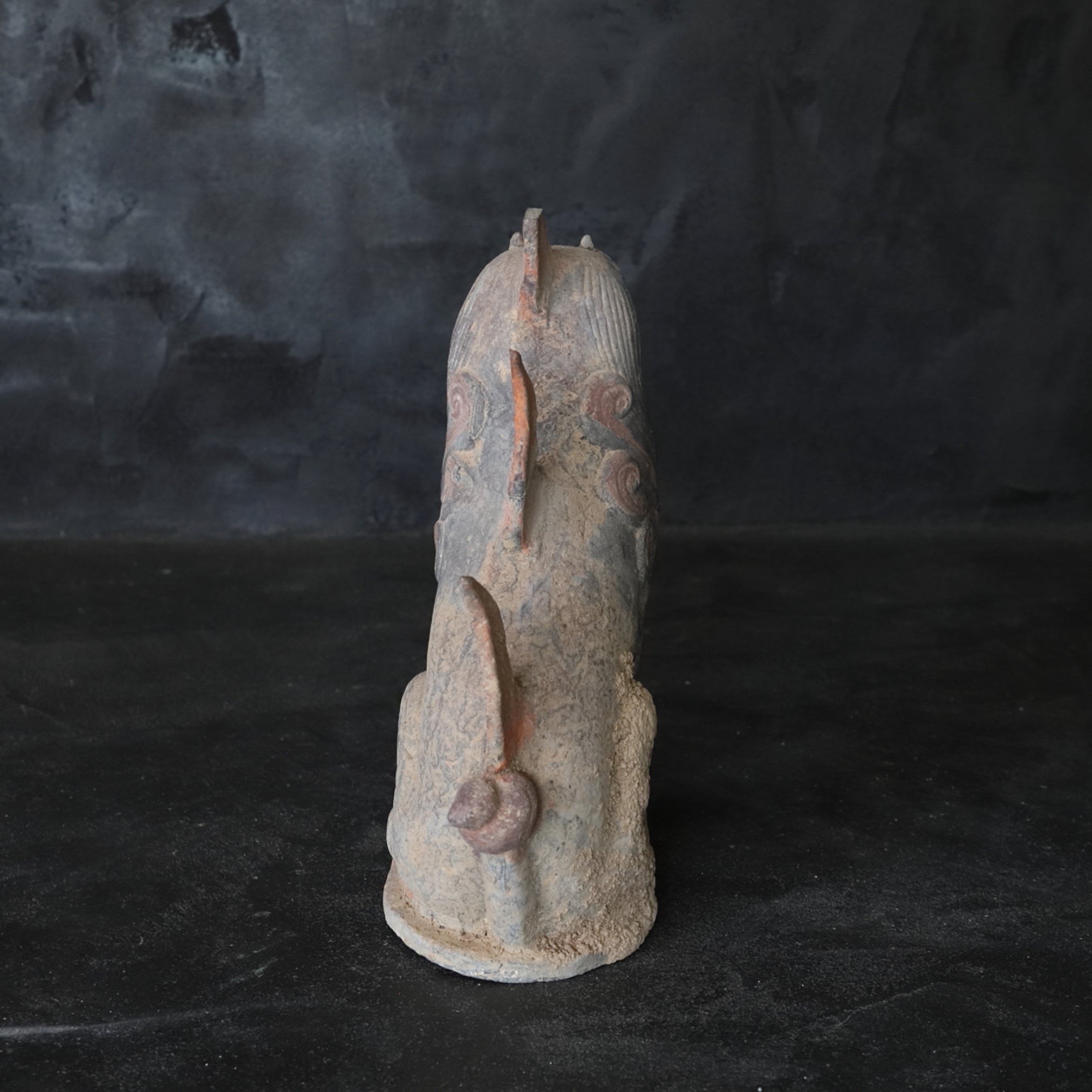 GRAFBEWAKERFIGUUR, Grijs aardewerk met slib en pigmenten, paar, Noordelijke Qi-dynastie, Oudheid(3e–12e eeuw)