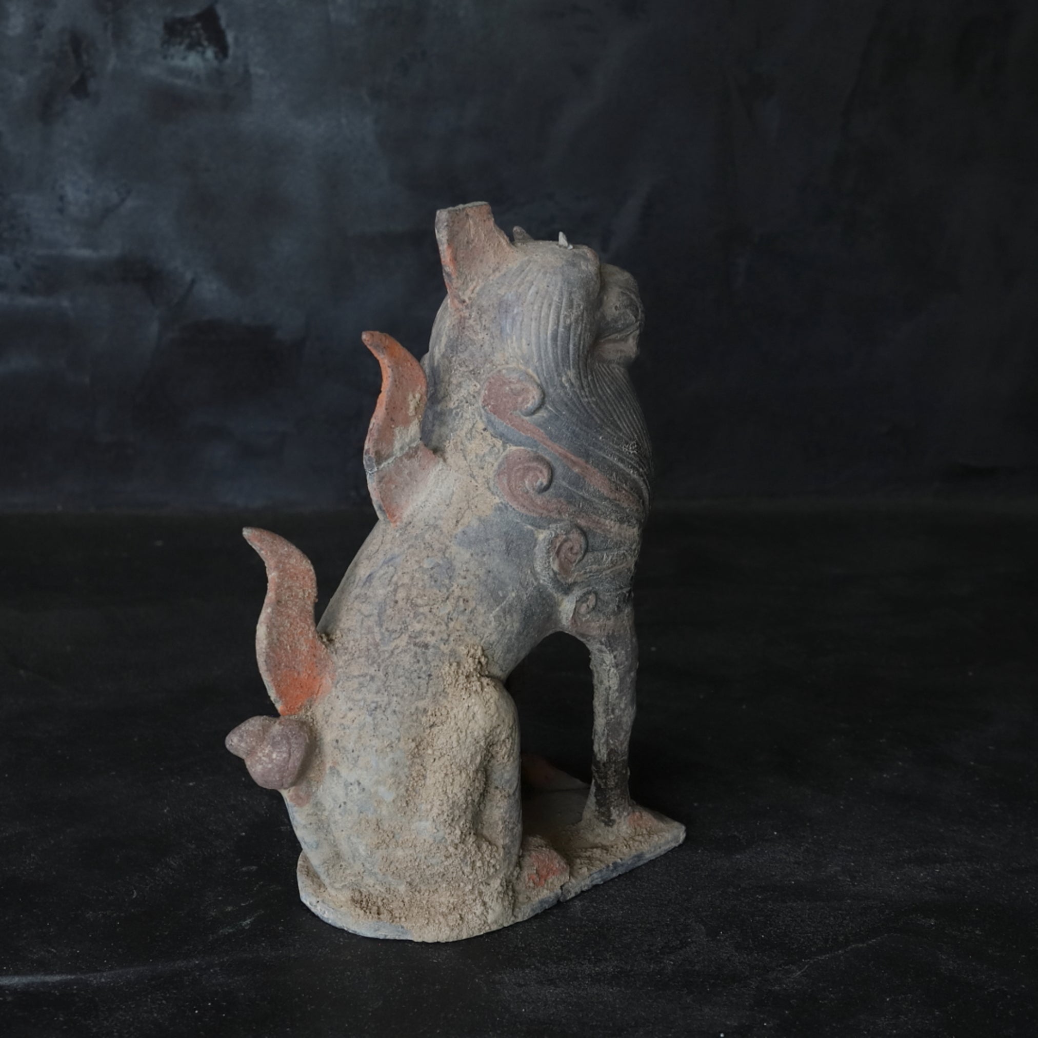 GRAFBEWAKERFIGUUR, Grijs aardewerk met slib en pigmenten, paar, Noordelijke Qi-dynastie, Oudheid(3e–12e eeuw)