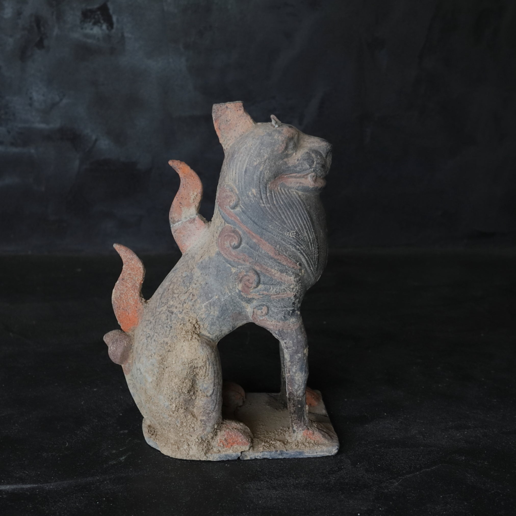 GRAFBEWAKERFIGUUR, Grijs aardewerk met slib en pigmenten, paar, Noordelijke Qi-dynastie, Oudheid(3e–12e eeuw)