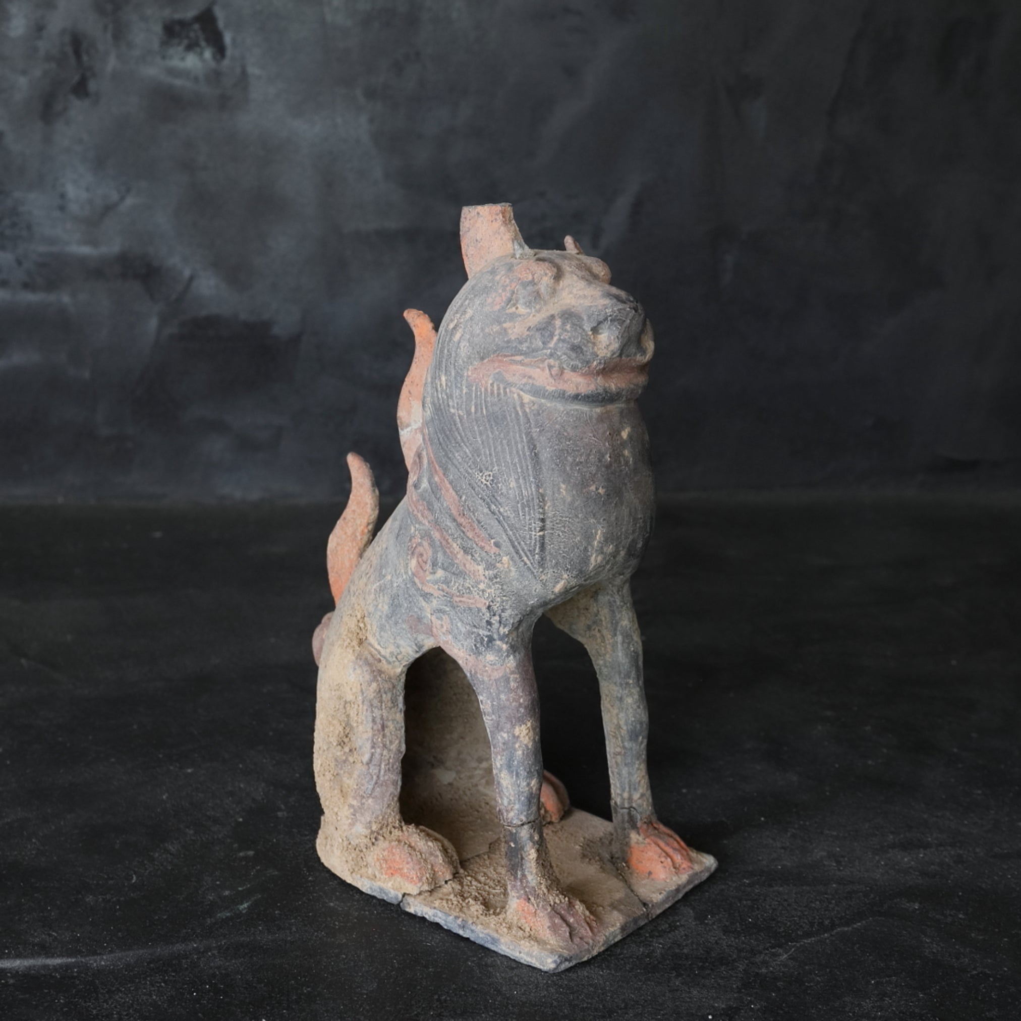GRAFBEWAKERFIGUUR, Grijs aardewerk met slib en pigmenten, paar, Noordelijke Qi-dynastie, Oudheid(3e–12e eeuw)