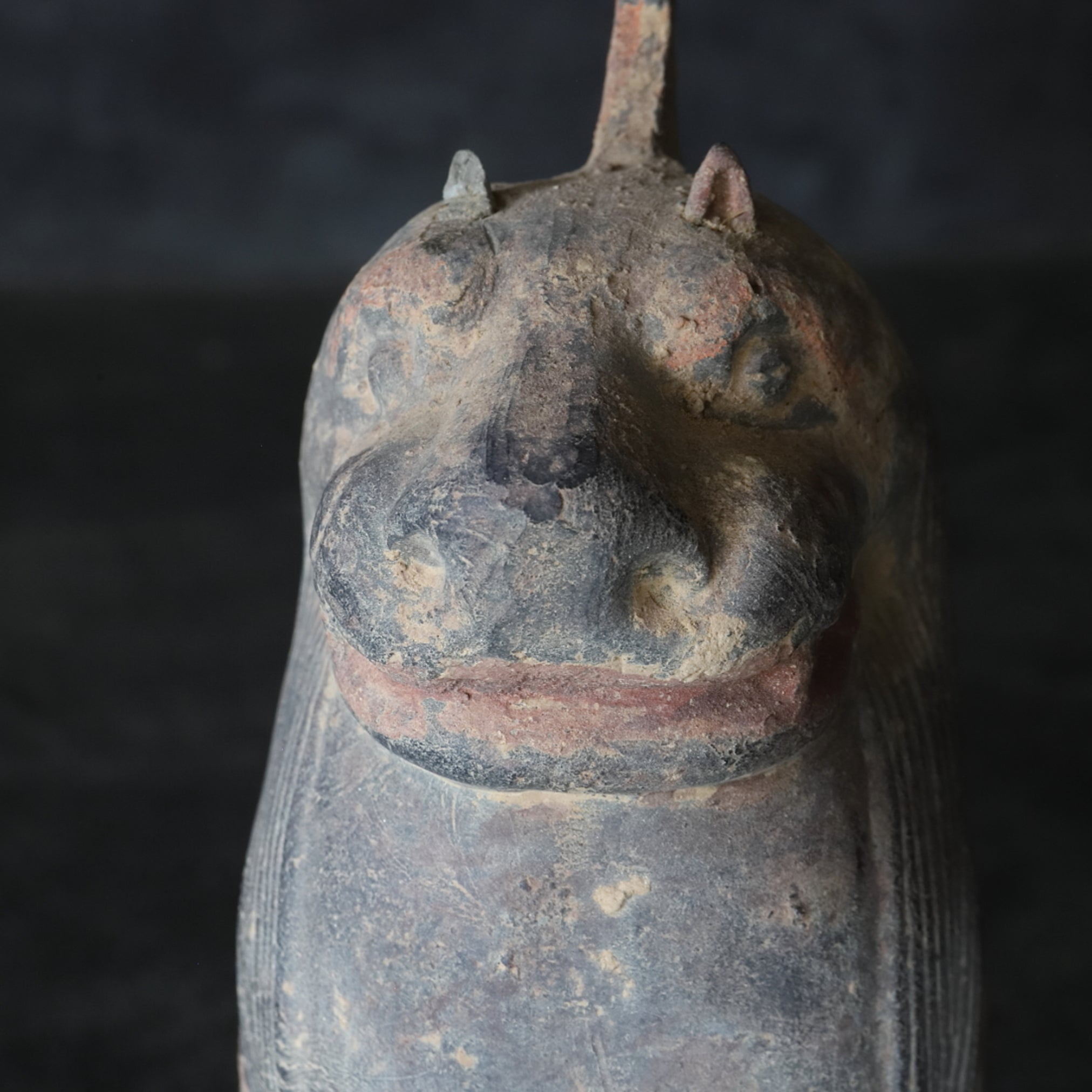 GRAFBEWAKERFIGUUR, Grijs aardewerk met slib en pigmenten, paar, Noordelijke Qi-dynastie, Oudheid(3e–12e eeuw)