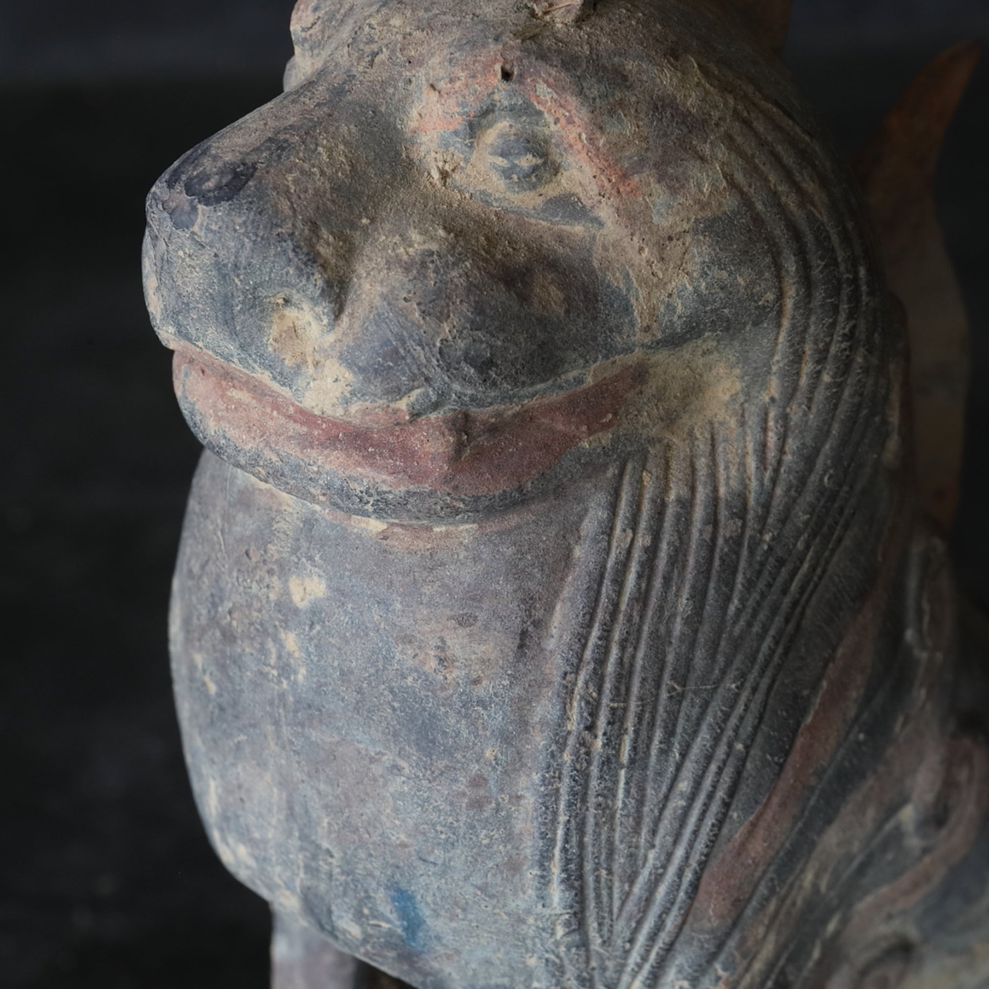 GRAFBEWAKERFIGUUR, Grijs aardewerk met slib en pigmenten, paar, Noordelijke Qi-dynastie, Oudheid(3e–12e eeuw)