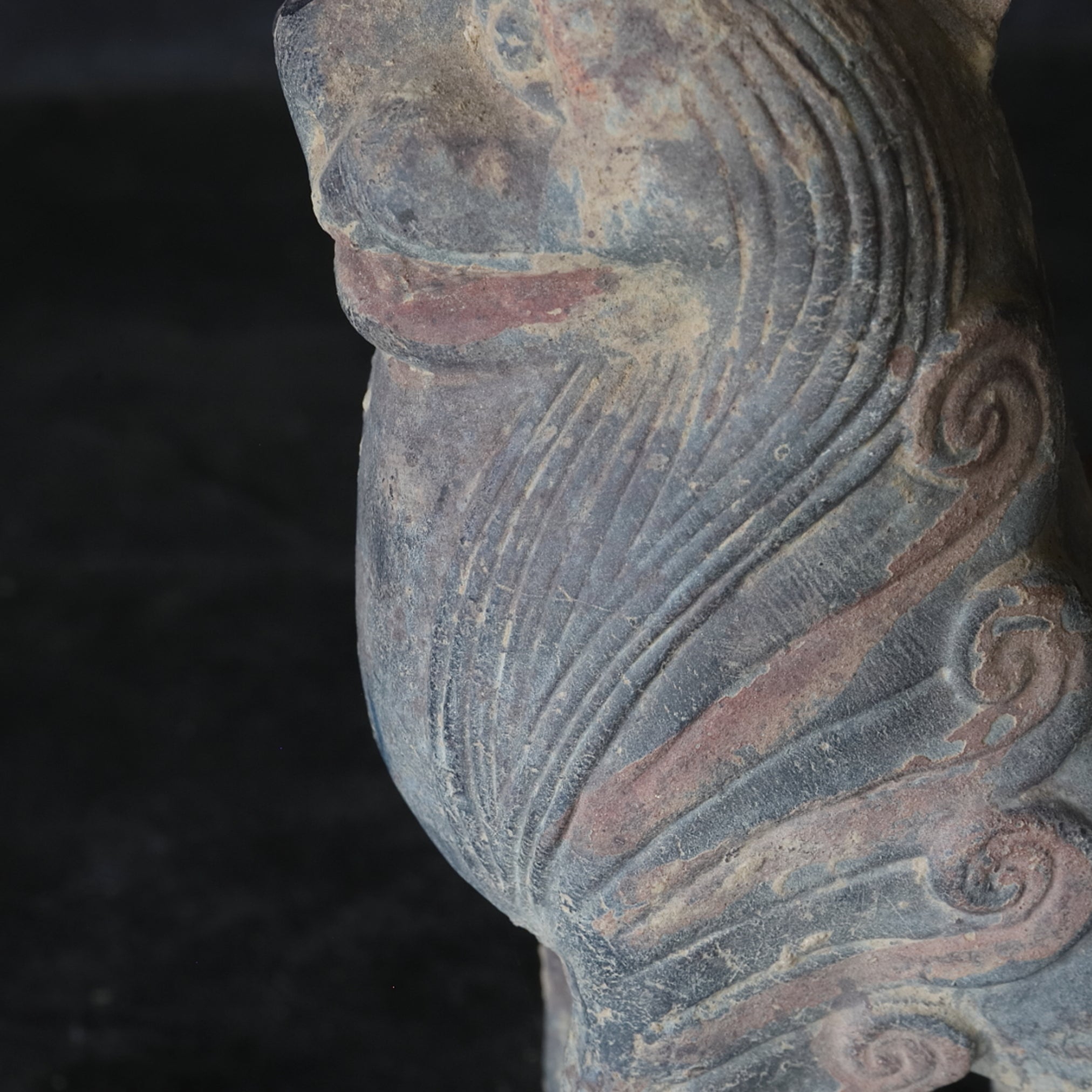 GRAFBEWAKERFIGUUR, Grijs aardewerk met slib en pigmenten, paar, Noordelijke Qi-dynastie, Oudheid(3e–12e eeuw)