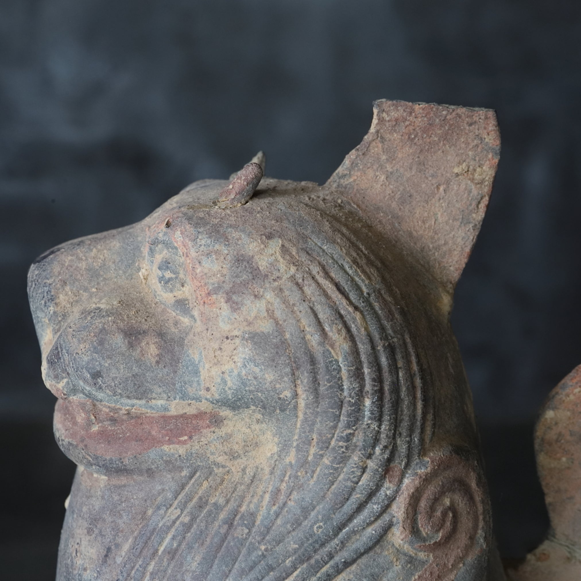 GRAFBEWAKERFIGUUR, Grijs aardewerk met slib en pigmenten, paar, Noordelijke Qi-dynastie, Oudheid(3e–12e eeuw)