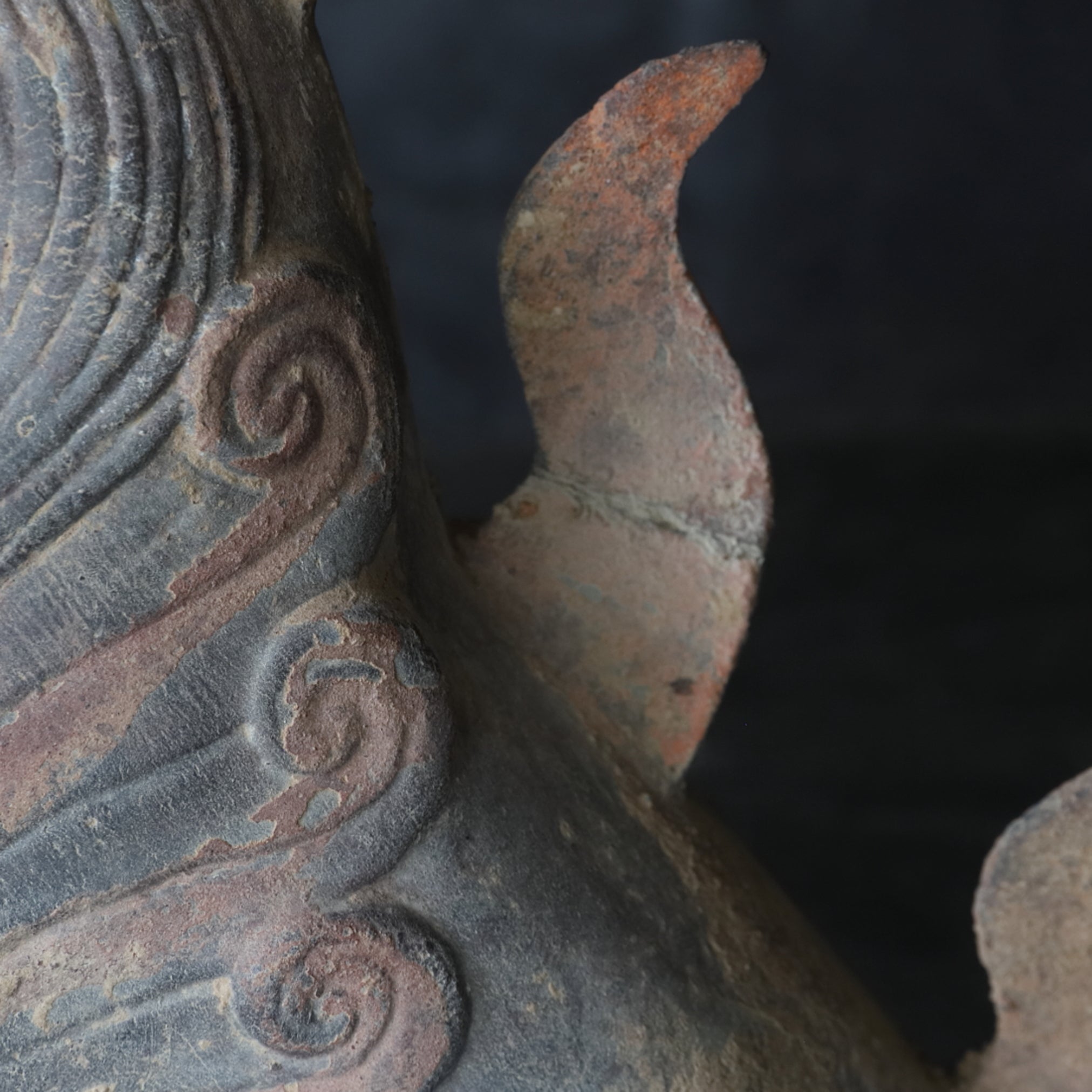 GRAFBEWAKERFIGUUR, Grijs aardewerk met slib en pigmenten, paar, Noordelijke Qi-dynastie, Oudheid(3e–12e eeuw)