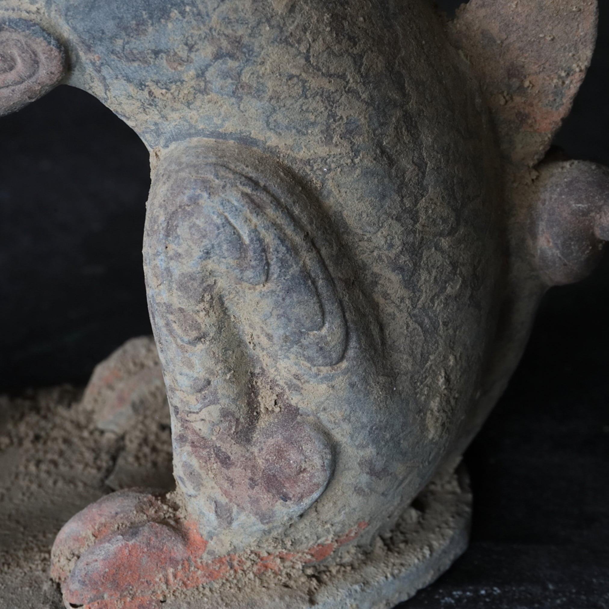 GRAFBEWAKERFIGUUR, Grijs aardewerk met slib en pigmenten, paar, Noordelijke Qi-dynastie, Oudheid(3e–12e eeuw)