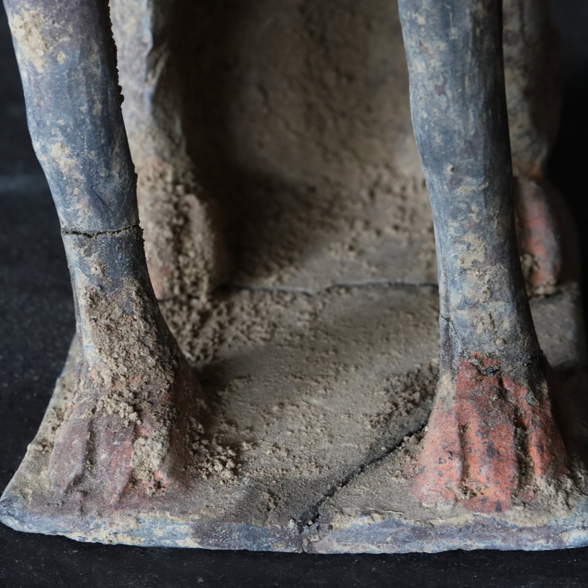 GRAFBEWAKERFIGUUR, Grijs aardewerk met slib en pigmenten, paar, Noordelijke Qi-dynastie, Oudheid(3e–12e eeuw)