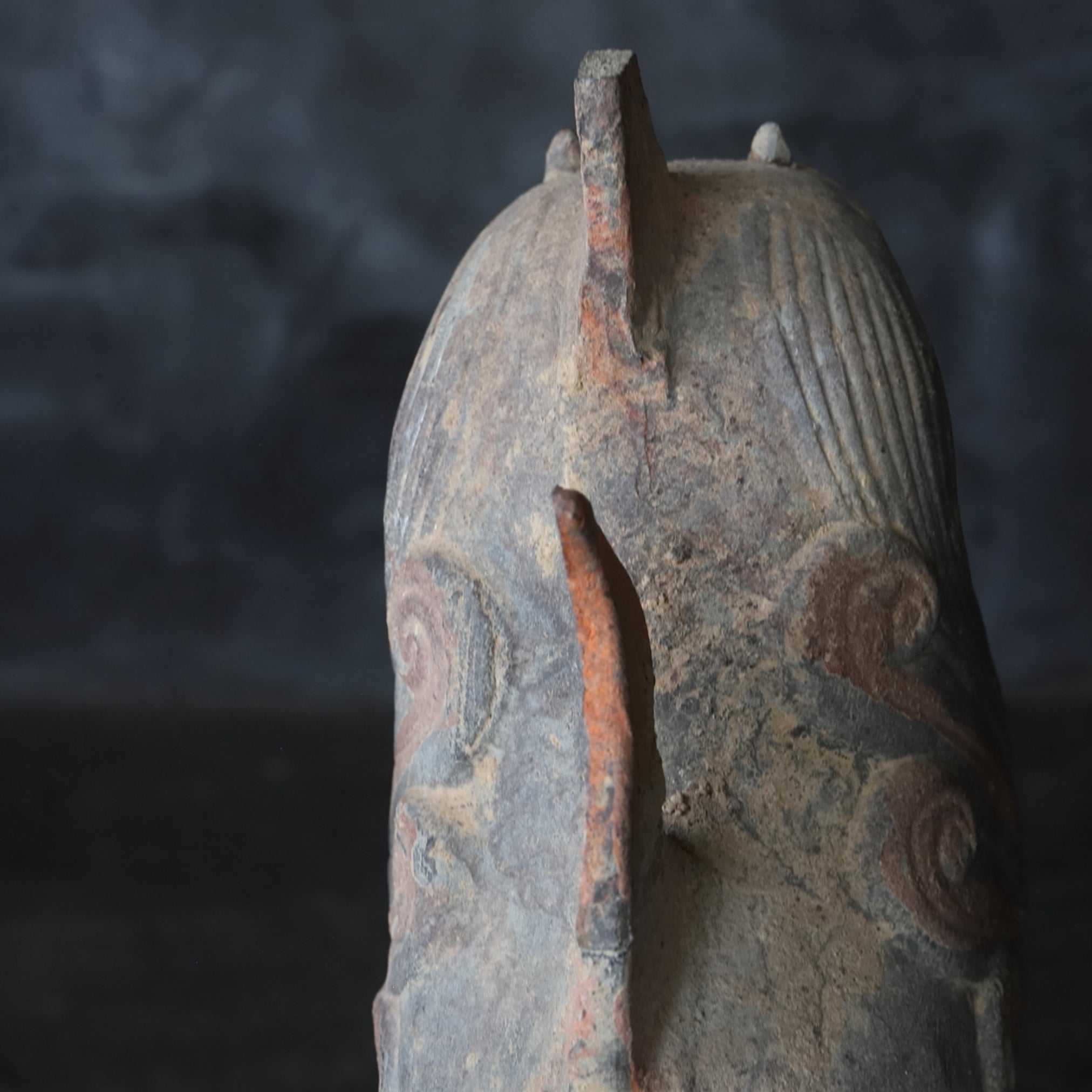 GRAFBEWAKERFIGUUR, Grijs aardewerk met slib en pigmenten, paar, Noordelijke Qi-dynastie, Oudheid(3e–12e eeuw)