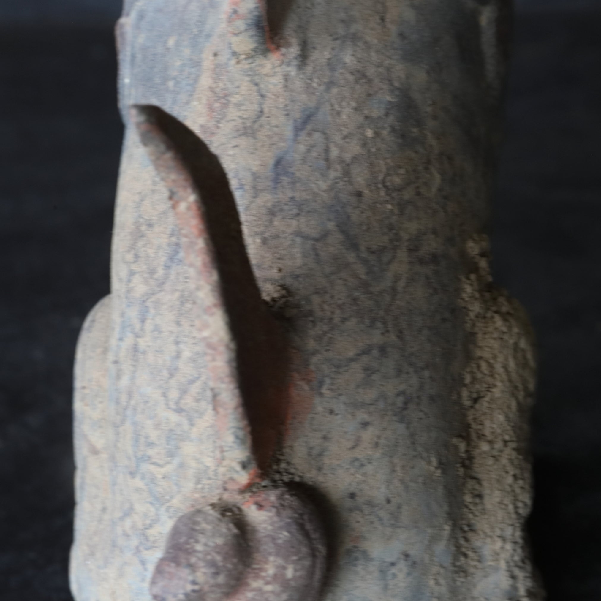 GRAFBEWAKERFIGUUR, Grijs aardewerk met slib en pigmenten, paar, Noordelijke Qi-dynastie, Oudheid(3e–12e eeuw)