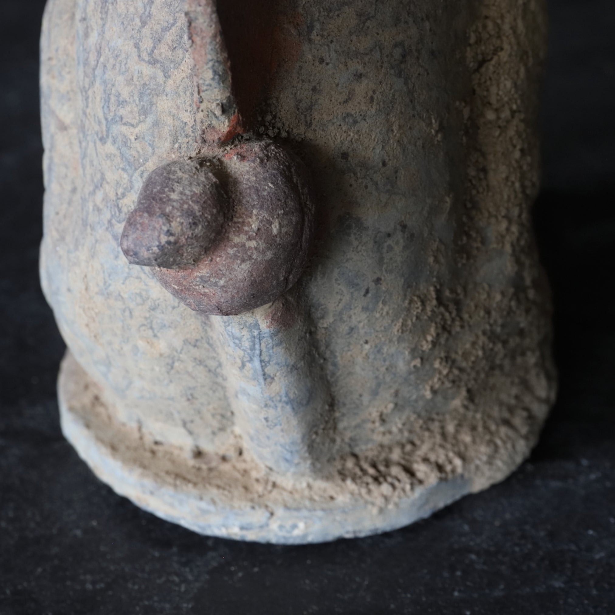 GRAFBEWAKERFIGUUR, Grijs aardewerk met slib en pigmenten, paar, Noordelijke Qi-dynastie, Oudheid(3e–12e eeuw)