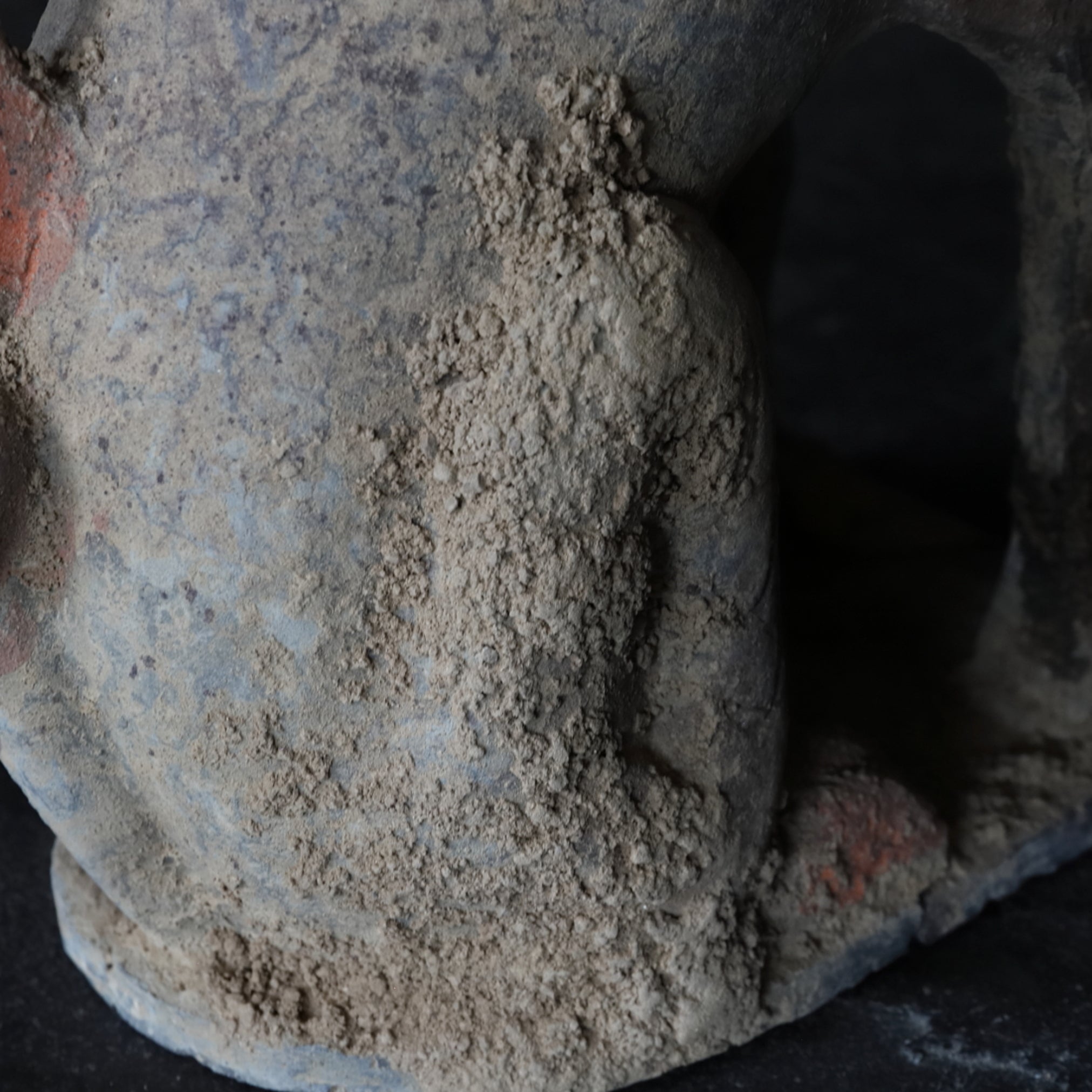 GRAFBEWAKERFIGUUR, Grijs aardewerk met slib en pigmenten, paar, Noordelijke Qi-dynastie, Oudheid(3e–12e eeuw)