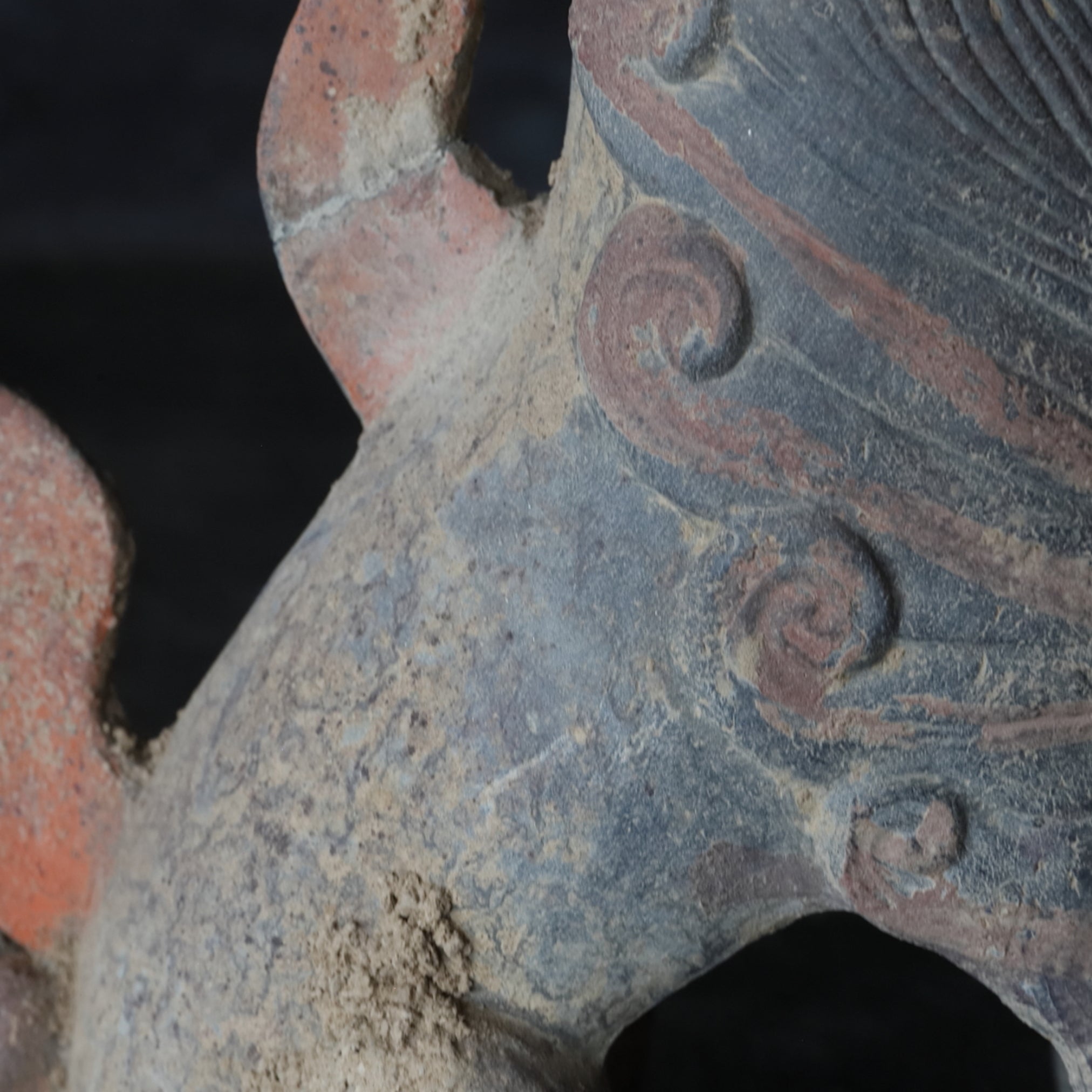 GRAFBEWAKERFIGUUR, Grijs aardewerk met slib en pigmenten, paar, Noordelijke Qi-dynastie, Oudheid(3e–12e eeuw)