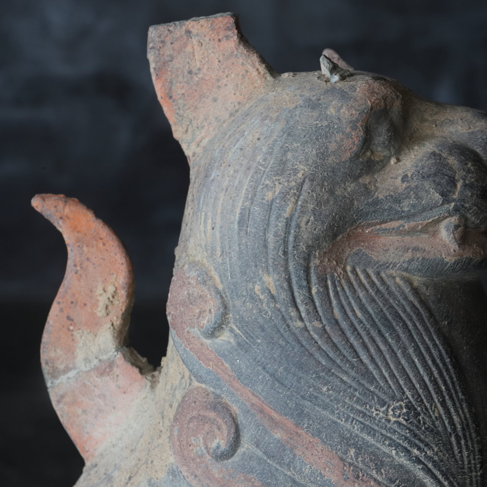 GRAFBEWAKERFIGUUR, Grijs aardewerk met slib en pigmenten, paar, Noordelijke Qi-dynastie, Oudheid(3e–12e eeuw)