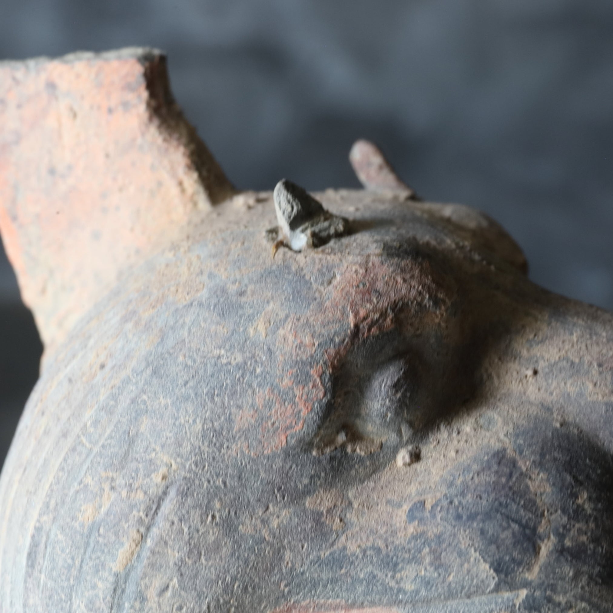 GRAFBEWAKERFIGUUR, Grijs aardewerk met slib en pigmenten, paar, Noordelijke Qi-dynastie, Oudheid(3e–12e eeuw)