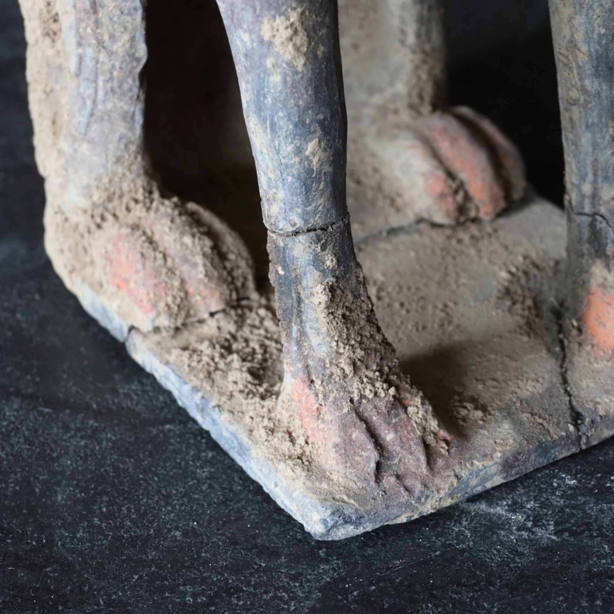 GRAFBEWAKERFIGUUR, Grijs aardewerk met slib en pigmenten, paar, Noordelijke Qi-dynastie, Oudheid(3e–12e eeuw)