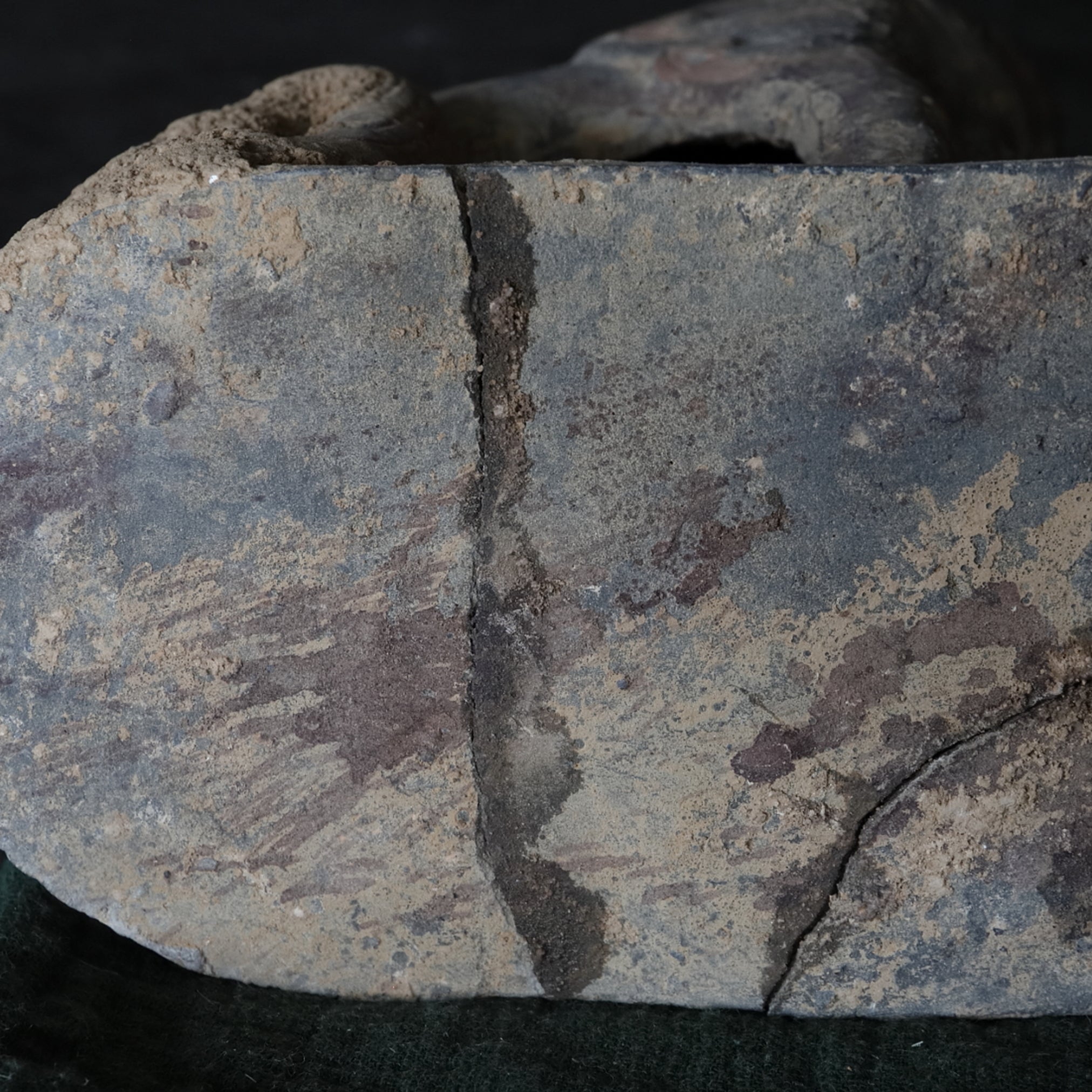GRAFBEWAKERFIGUUR, Grijs aardewerk met slib en pigmenten, paar, Noordelijke Qi-dynastie, Oudheid(3e–12e eeuw)