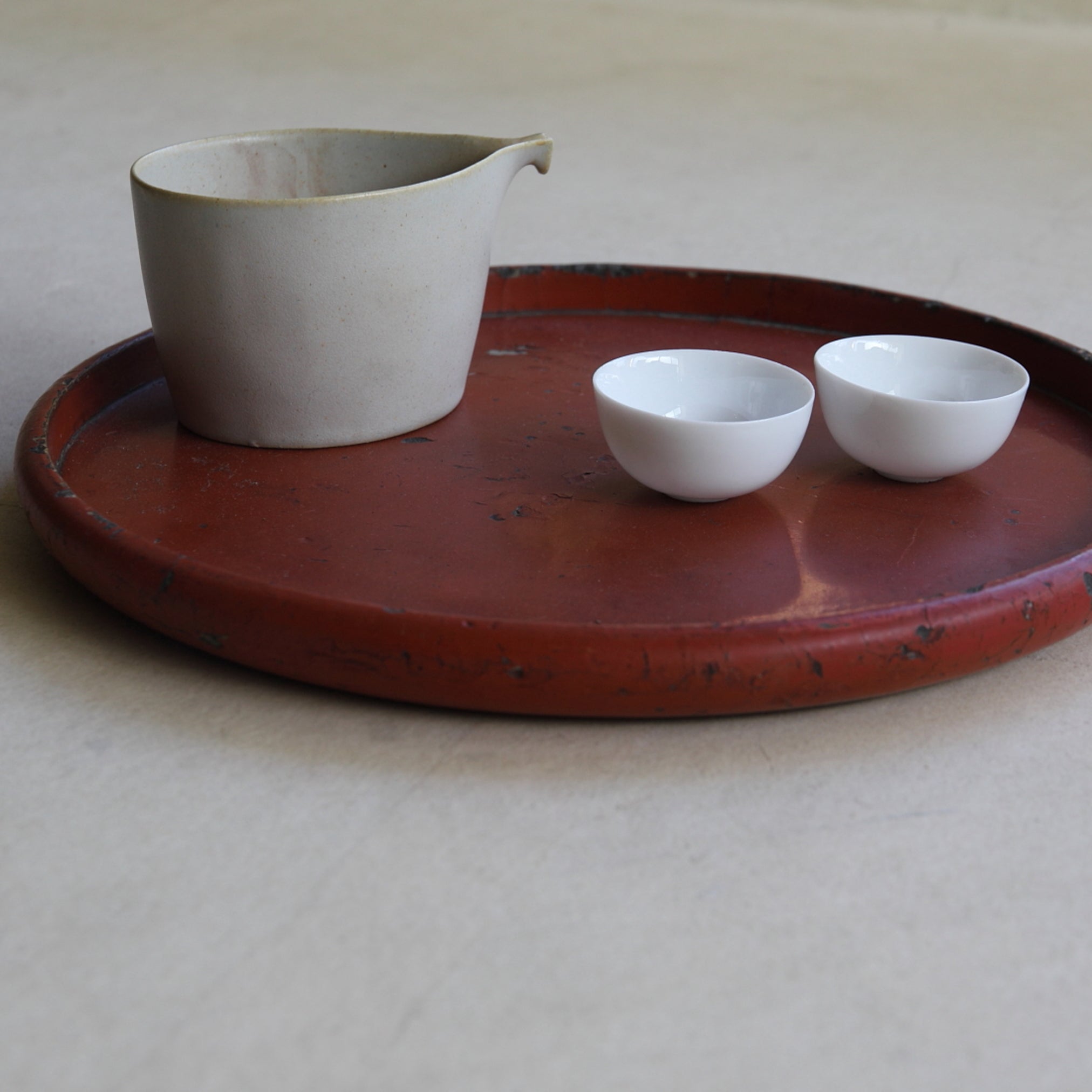 BANDEJA REDONDA DE MADERA, Período Edo(1603–1867 d. C.)