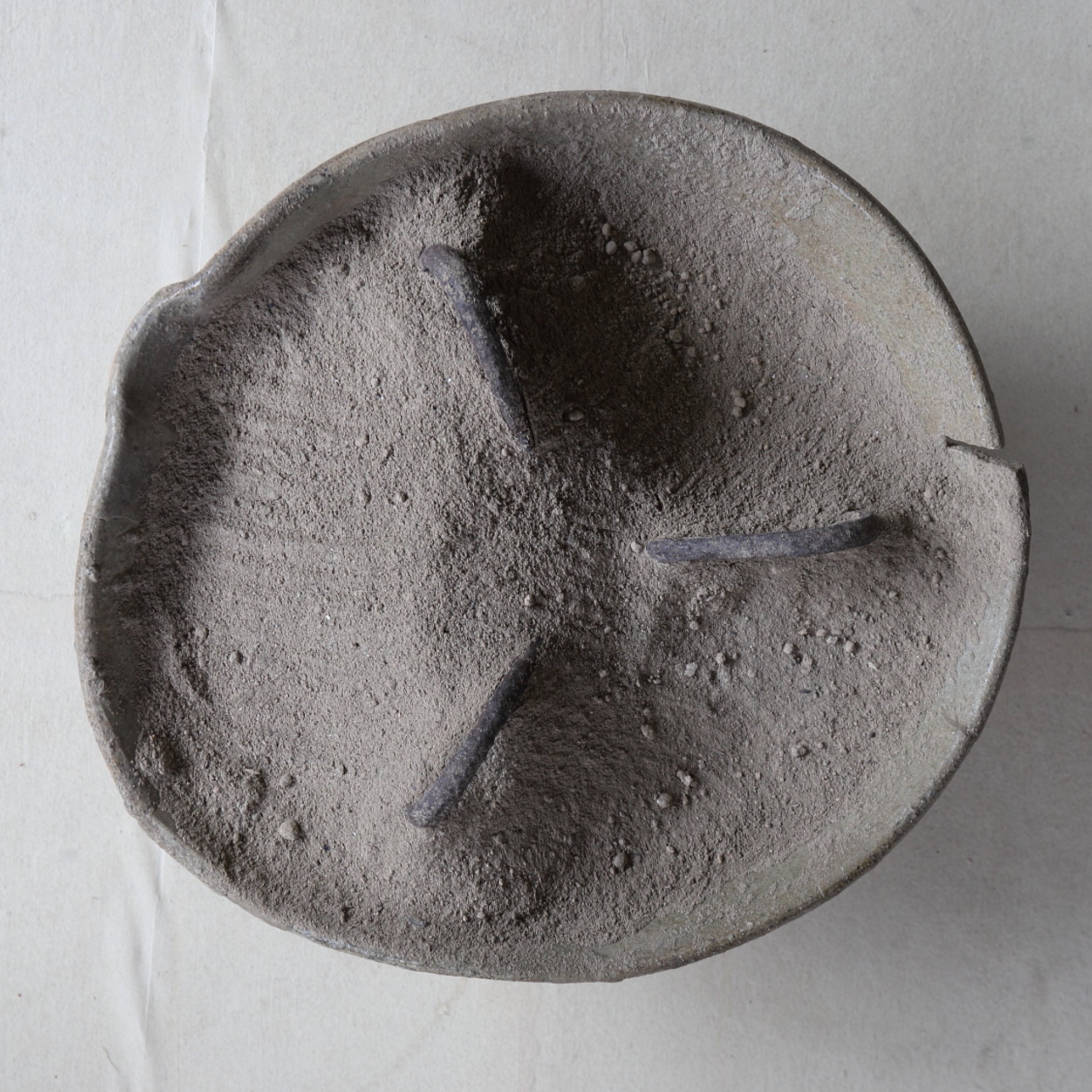 CUENCO CON PICO GRANDE, Ko-Tokoname, Período Heian–Kamakura(794–1333 d. C.)