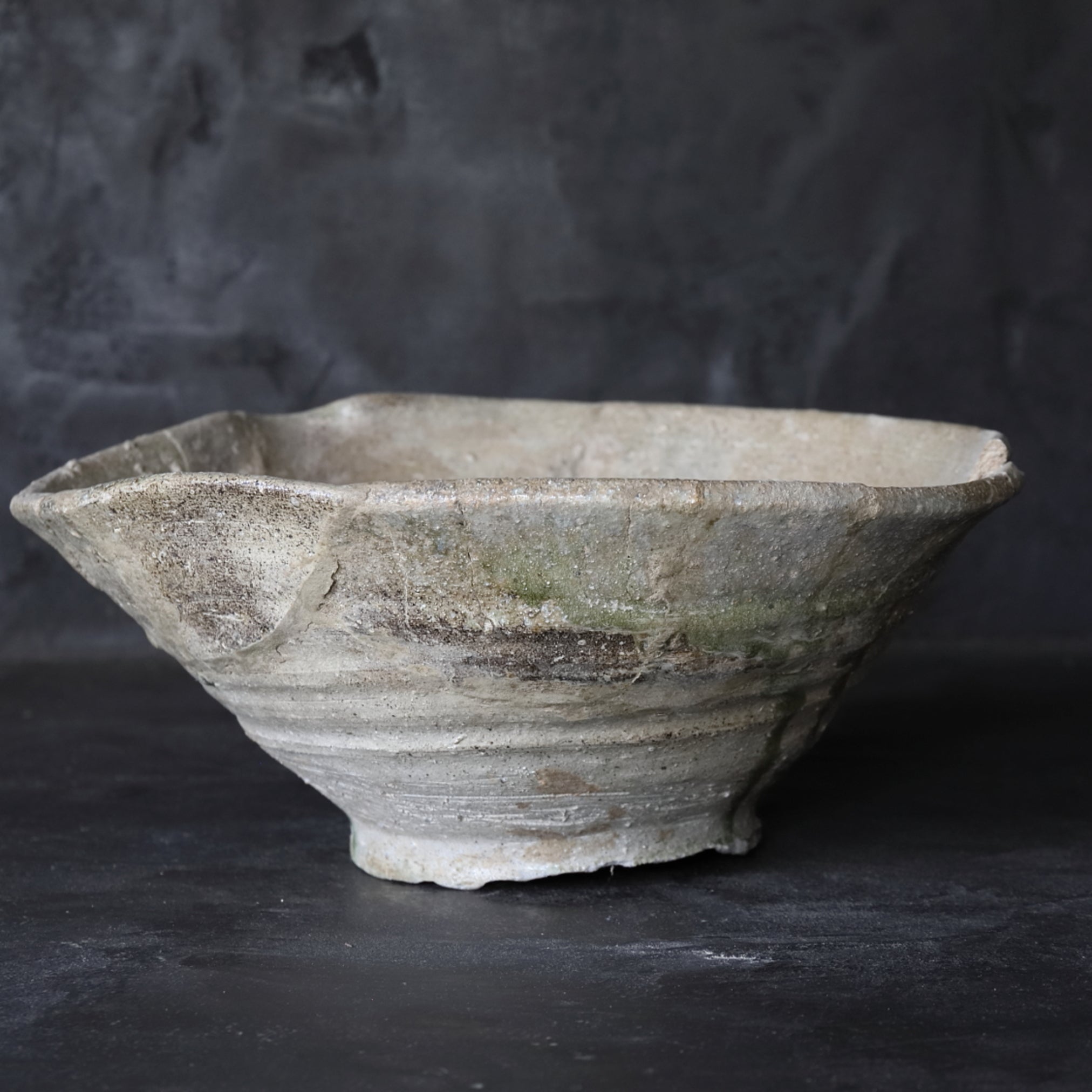 CUENCO CON PICO GRANDE, Ko-Tokoname, Período Heian–Kamakura(794–1333 d. C.)