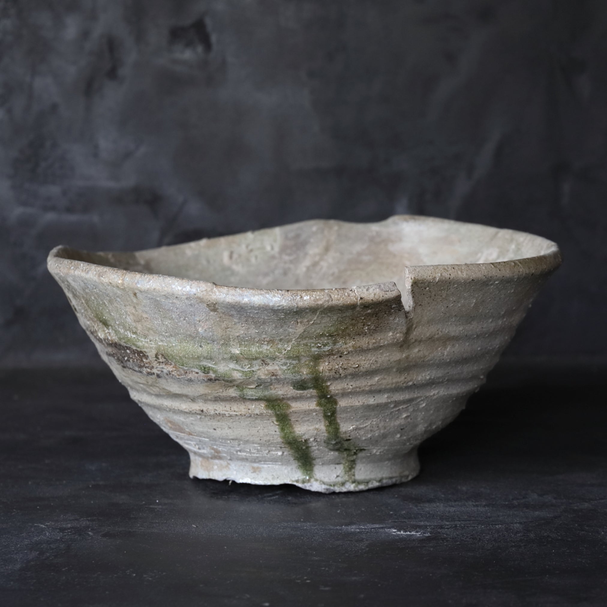 CUENCO CON PICO GRANDE, Ko-Tokoname, Período Heian–Kamakura(794–1333 d. C.)