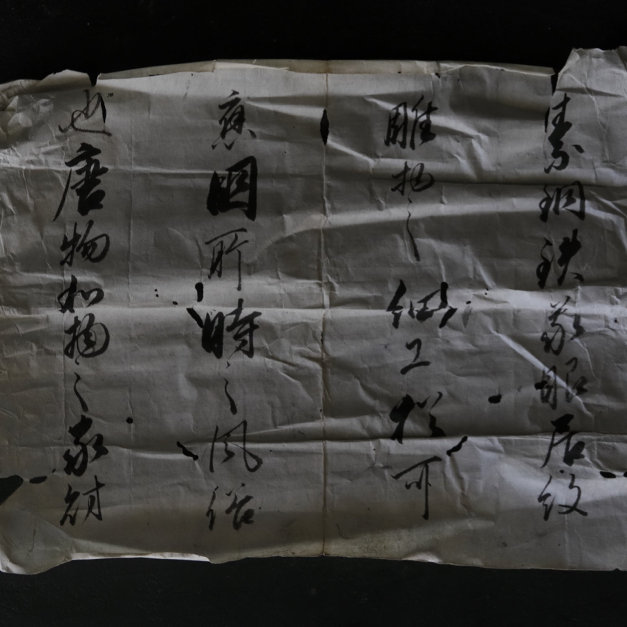 HANGENDE BLOEMVAAS, Onderglazuur ijzergeschilderde met sneeuwvlokmotief, ogata kenzan zō, Edo-periode(1603–1867 n.Chr.)
