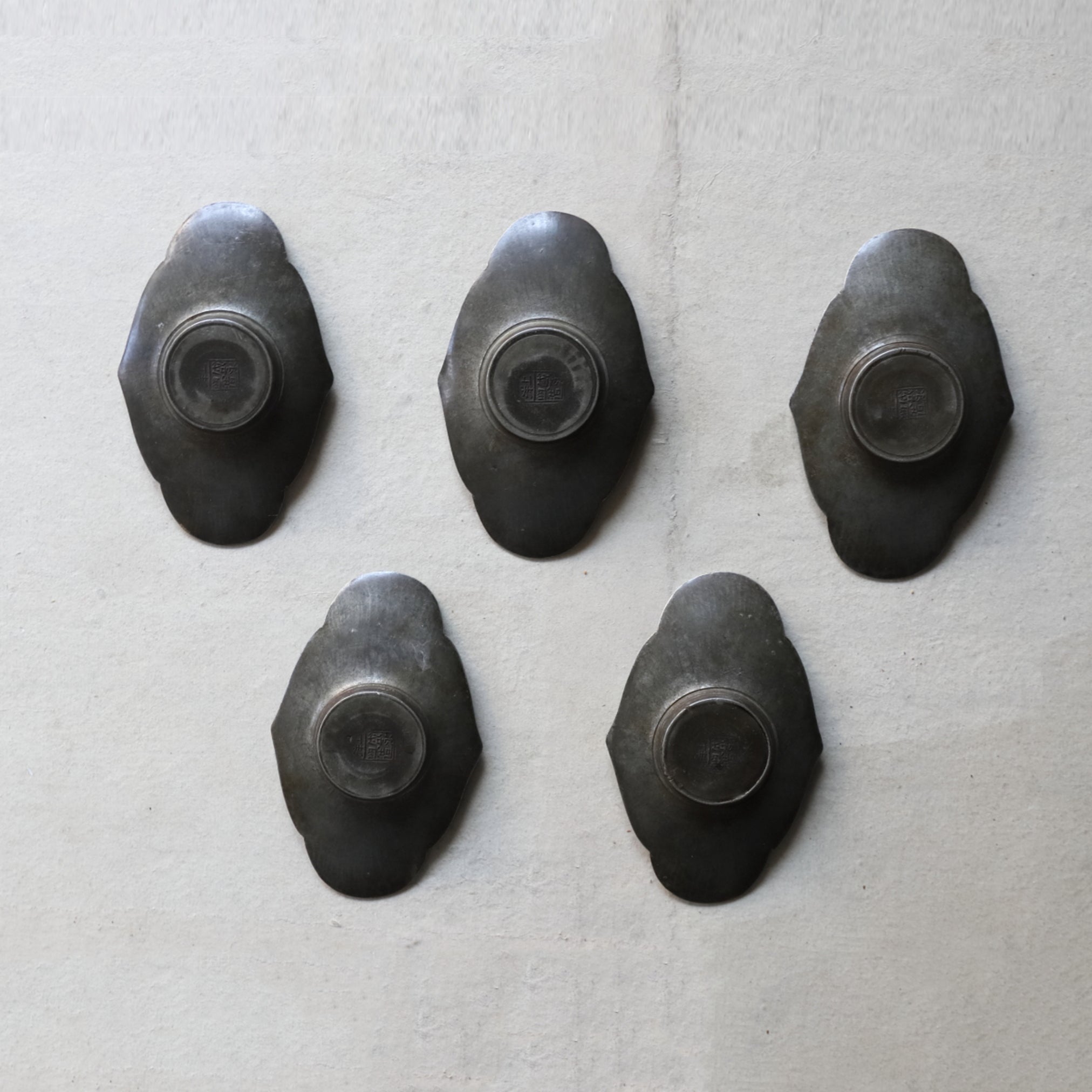 PLATILLO DE CUATRO LÓBULOS DE ESTAÑO VIEJO, Juego de 5, Dinastía Qing(1616–1911 d. C.)