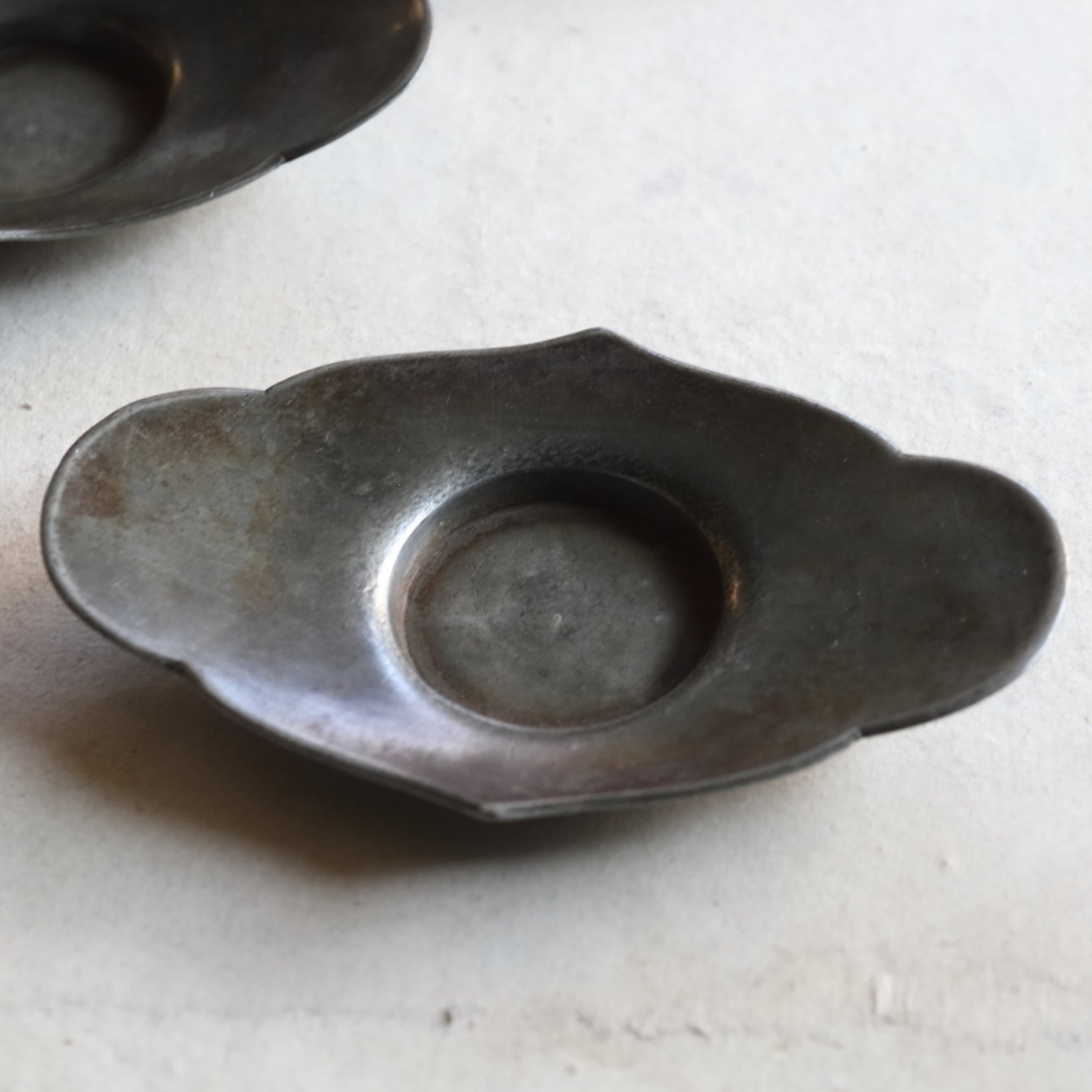 PLATILLO DE CUATRO LÓBULOS DE ESTAÑO VIEJO, Juego de 5, Dinastía Qing(1616–1911 d. C.)