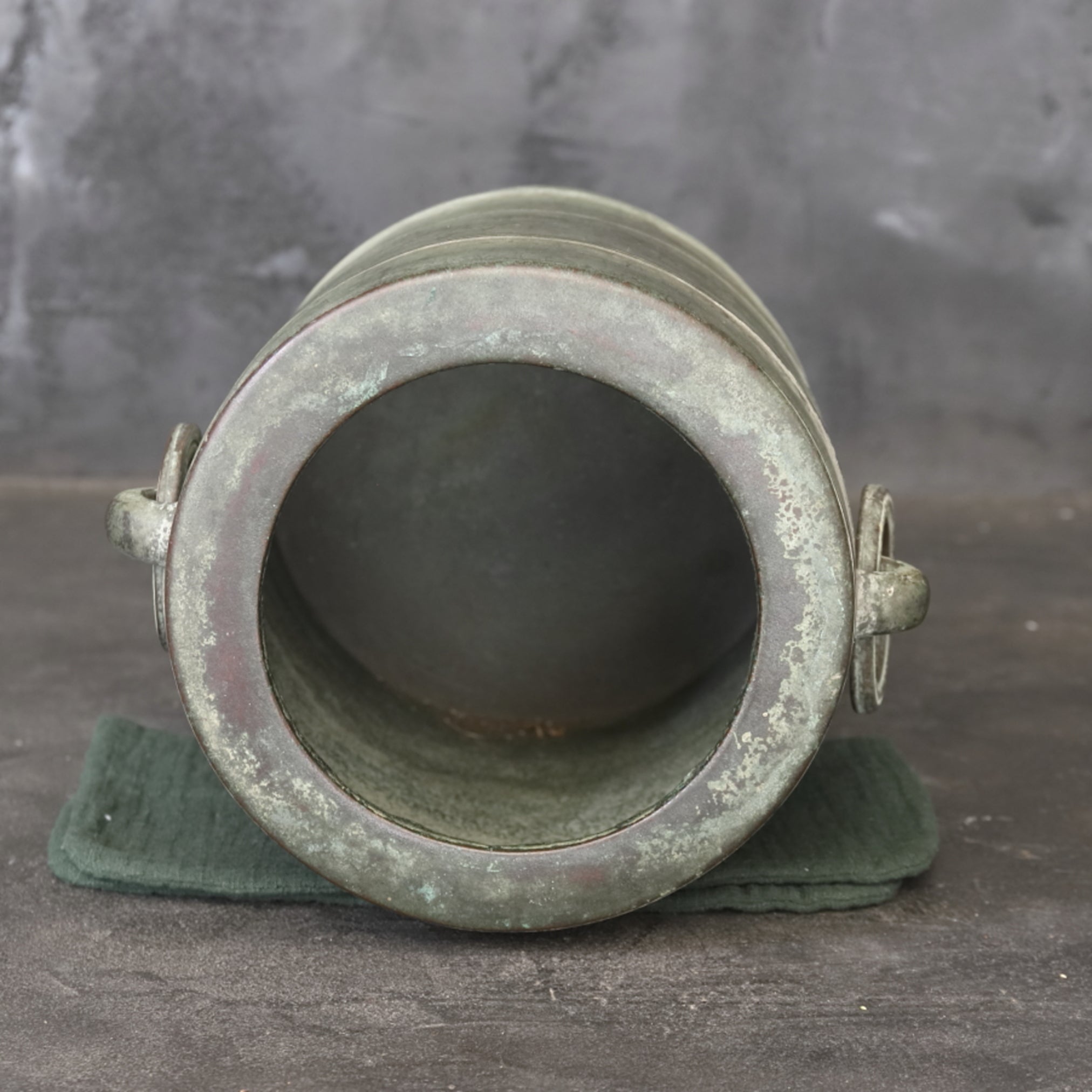 CUENCO DE COBRE, con con anillo lateral, Dinastía Qing(1616–1911 d. C.)