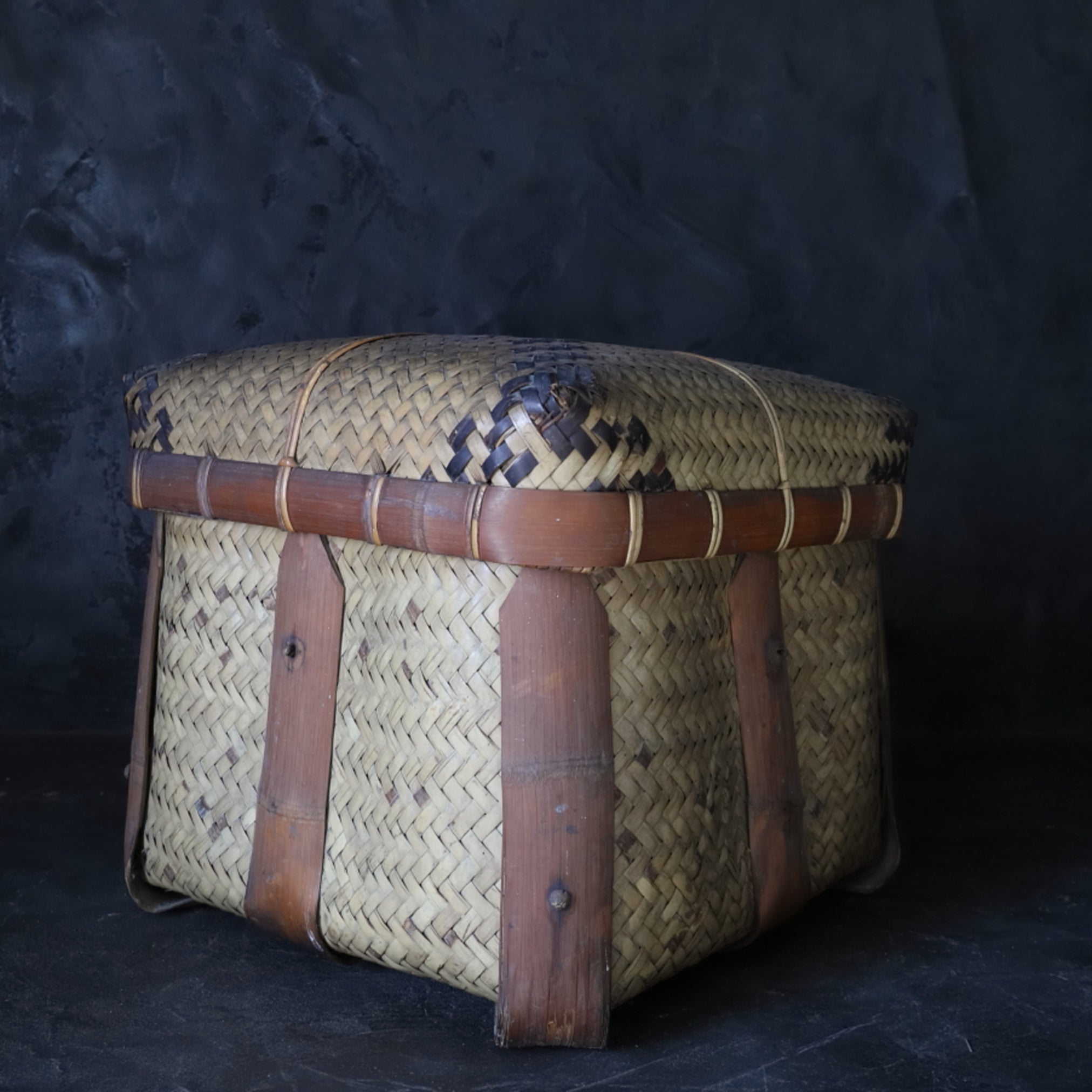 LARGE KUDZU BASKET / TEA BOX, Edo–Meiji Period(1603–1912CE)
