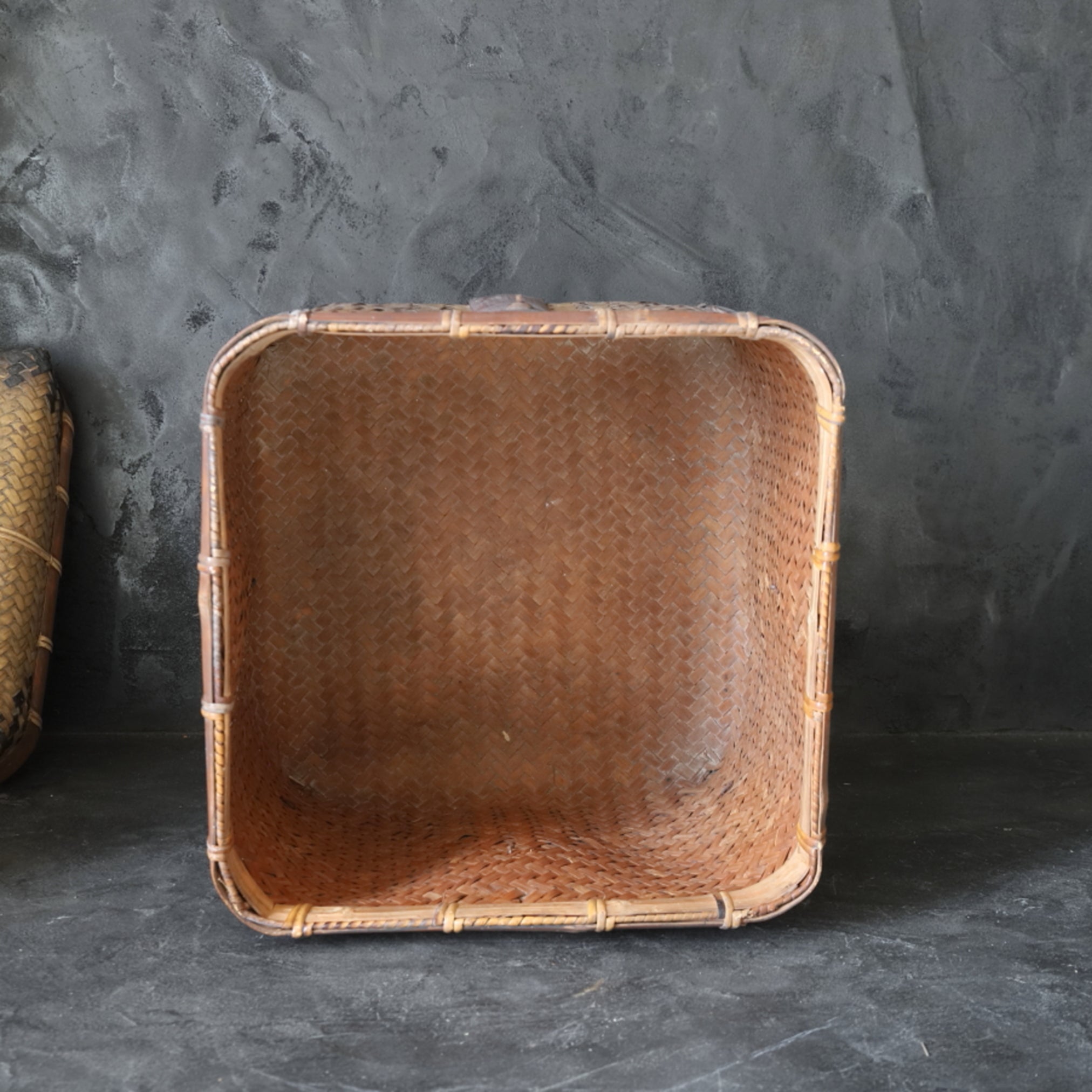 LARGE KUDZU BASKET / TEA BOX, Edo–Meiji Period(1603–1912CE)