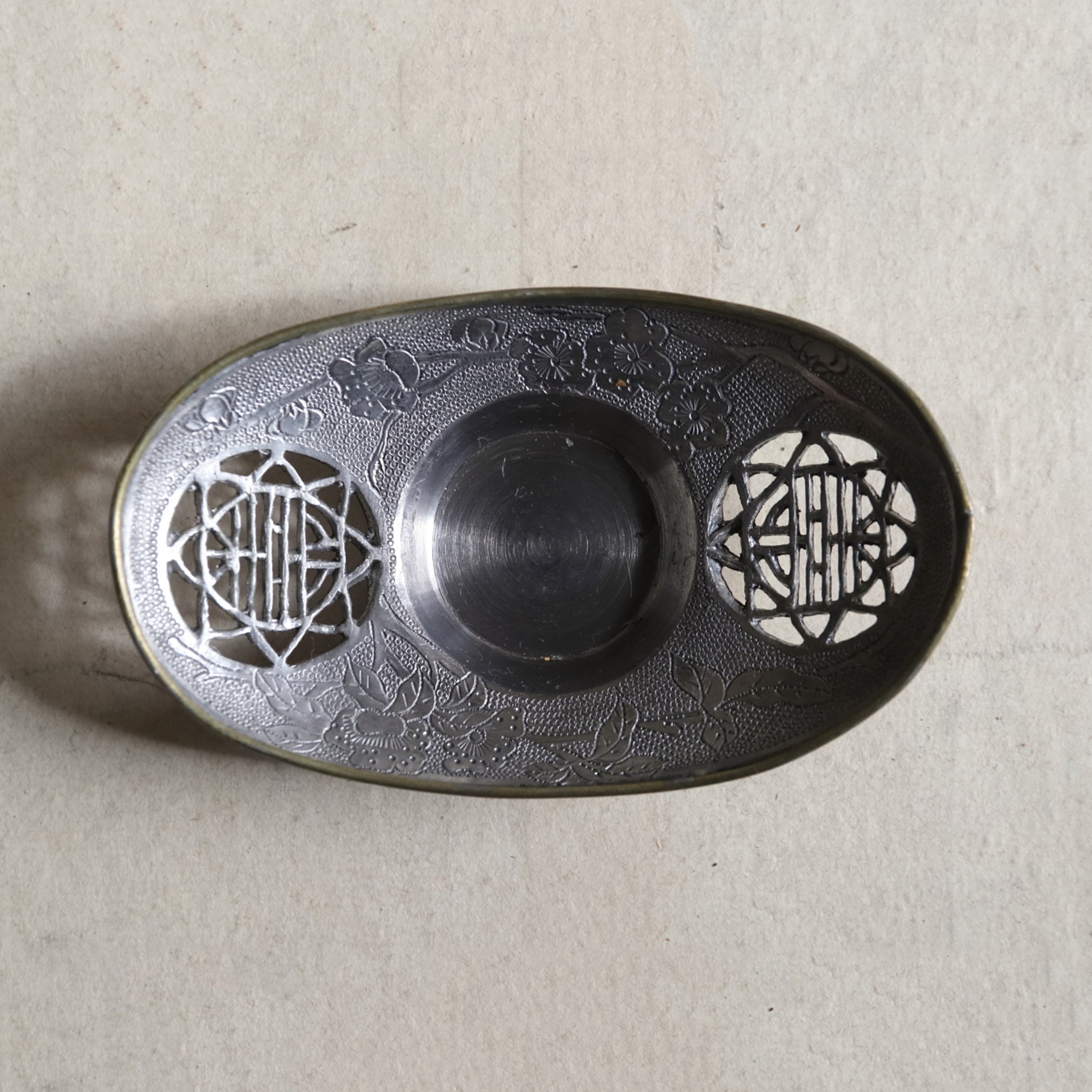 PLATILLO DE ESTAÑO VIEJO, marcado Qianlong nian zhi, cubierto de cobre con diseño floral, y , juego de 5, Dinastía Qing(1616–1911 d. C.)