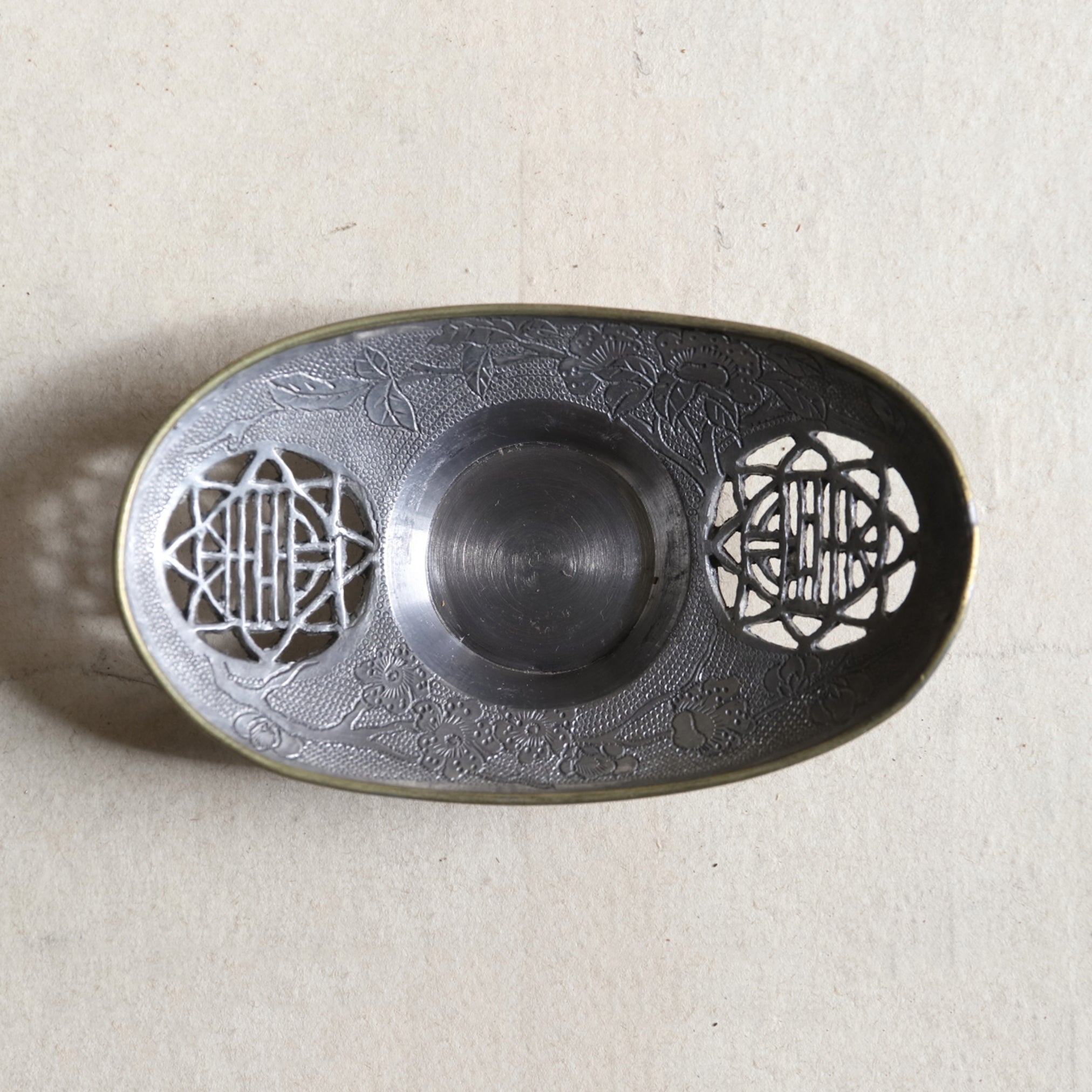 PLATILLO DE ESTAÑO VIEJO, marcado Qianlong nian zhi, cubierto de cobre con diseño floral, y , juego de 5, Dinastía Qing(1616–1911 d. C.)
