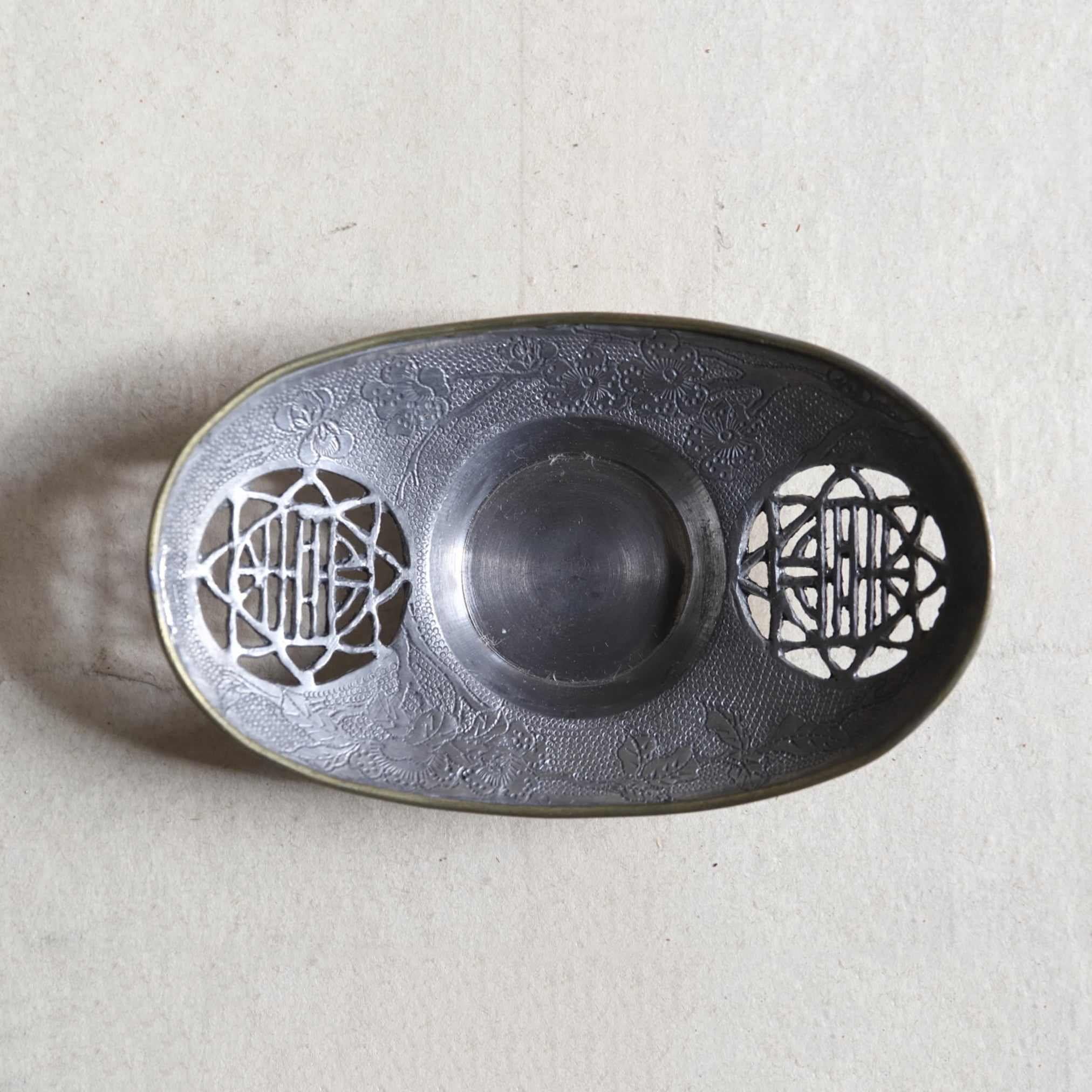 PLATILLO DE ESTAÑO VIEJO, marcado Qianlong nian zhi, cubierto de cobre con diseño floral, y , juego de 5, Dinastía Qing(1616–1911 d. C.)