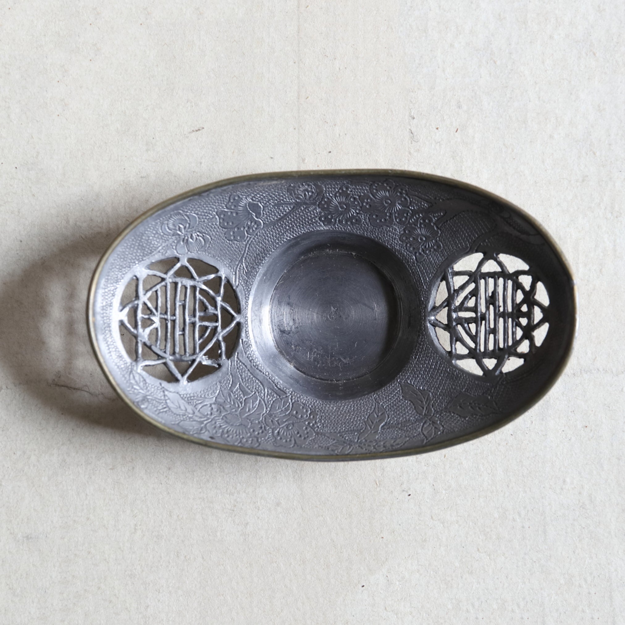PLATILLO DE ESTAÑO VIEJO, marcado Qianlong nian zhi, cubierto de cobre con diseño floral, y , juego de 5, Dinastía Qing(1616–1911 d. C.)