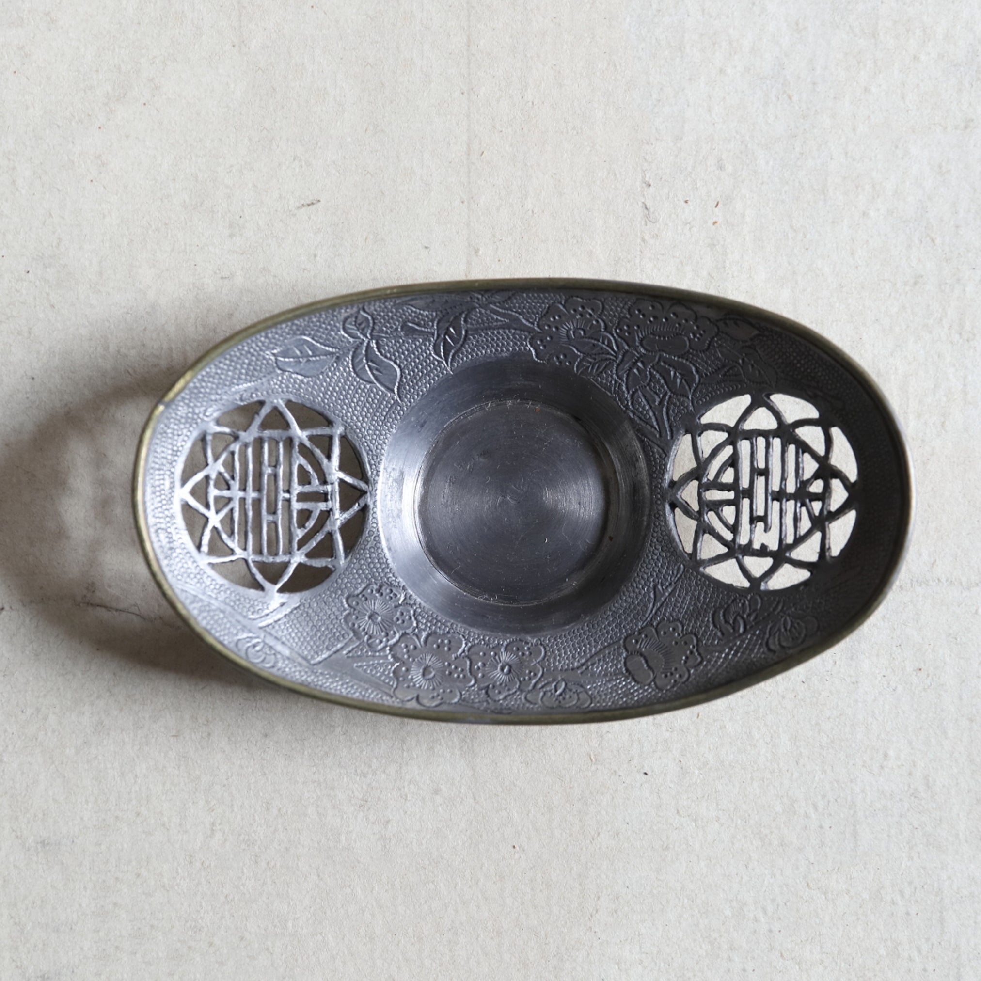 PLATILLO DE ESTAÑO VIEJO, marcado Qianlong nian zhi, cubierto de cobre con diseño floral, y , juego de 5, Dinastía Qing(1616–1911 d. C.)