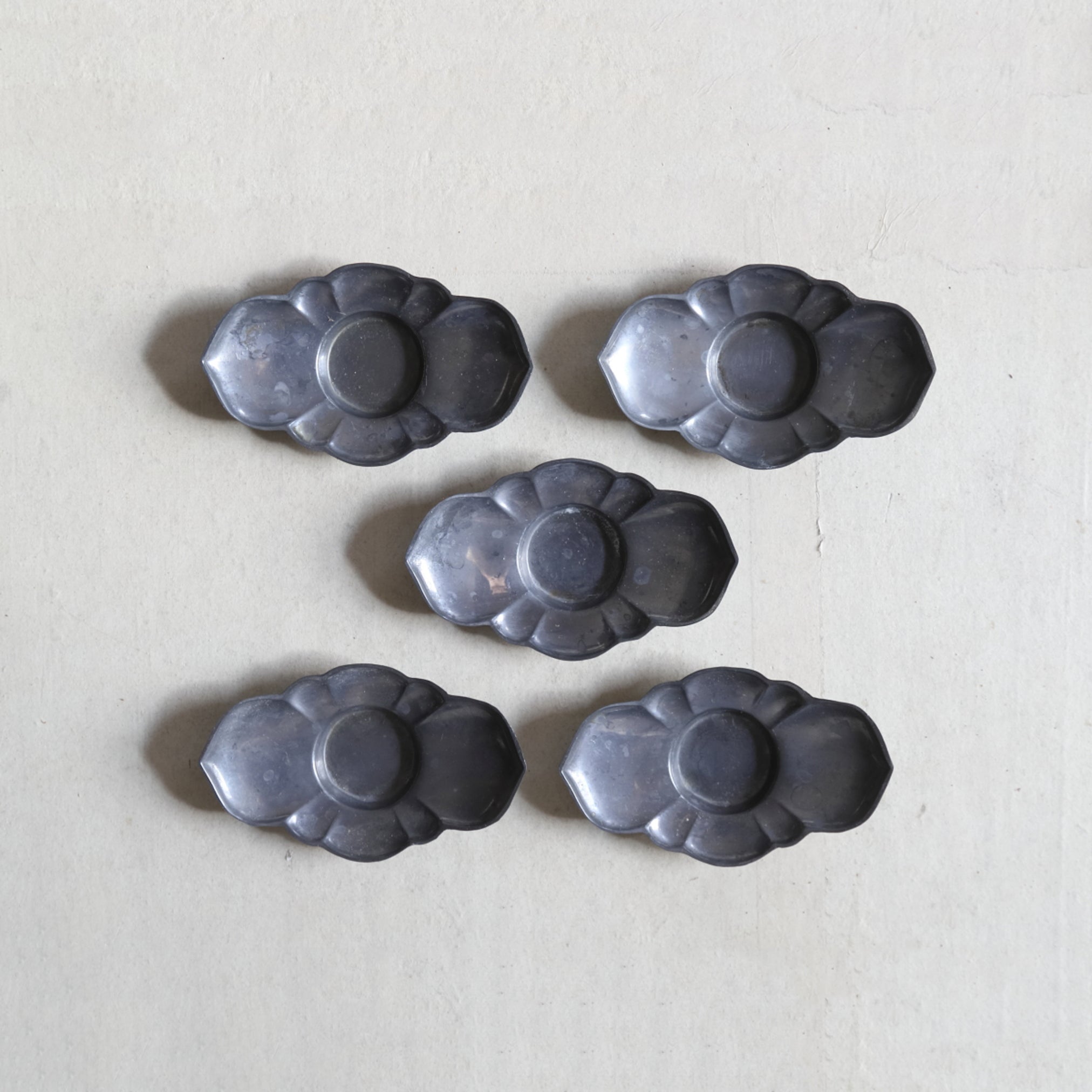 PIATTINO A FIORE LOBATA DI STAGNO ANTICO, Set da 5, Dinastia Qing(1616–1911 d.C.)