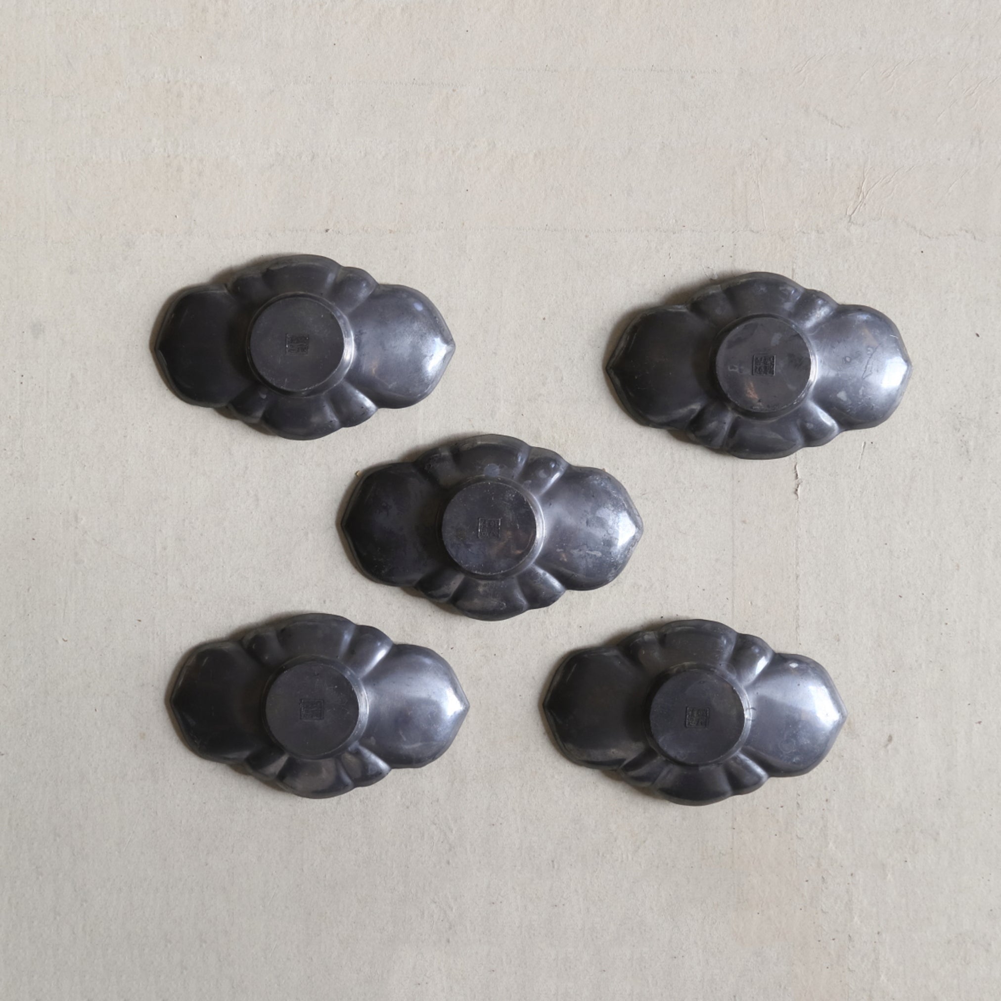 PLATILLO DE FLOR LOBULADA DE ESTAÑO VIEJO, Juego de 5, Dinastía Qing(1616–1911 d. C.)