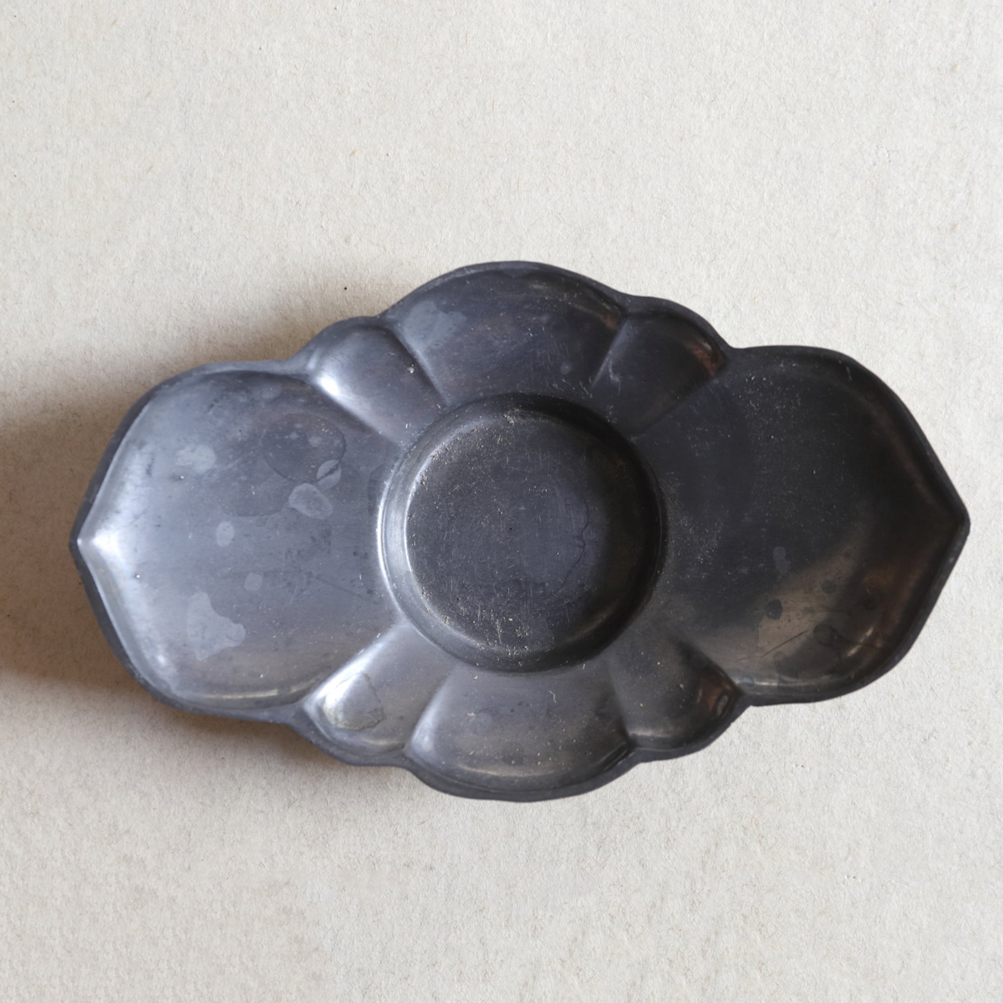 PLATILLO DE FLOR LOBULADA DE ESTAÑO VIEJO, Juego de 5, Dinastía Qing(1616–1911 d. C.)